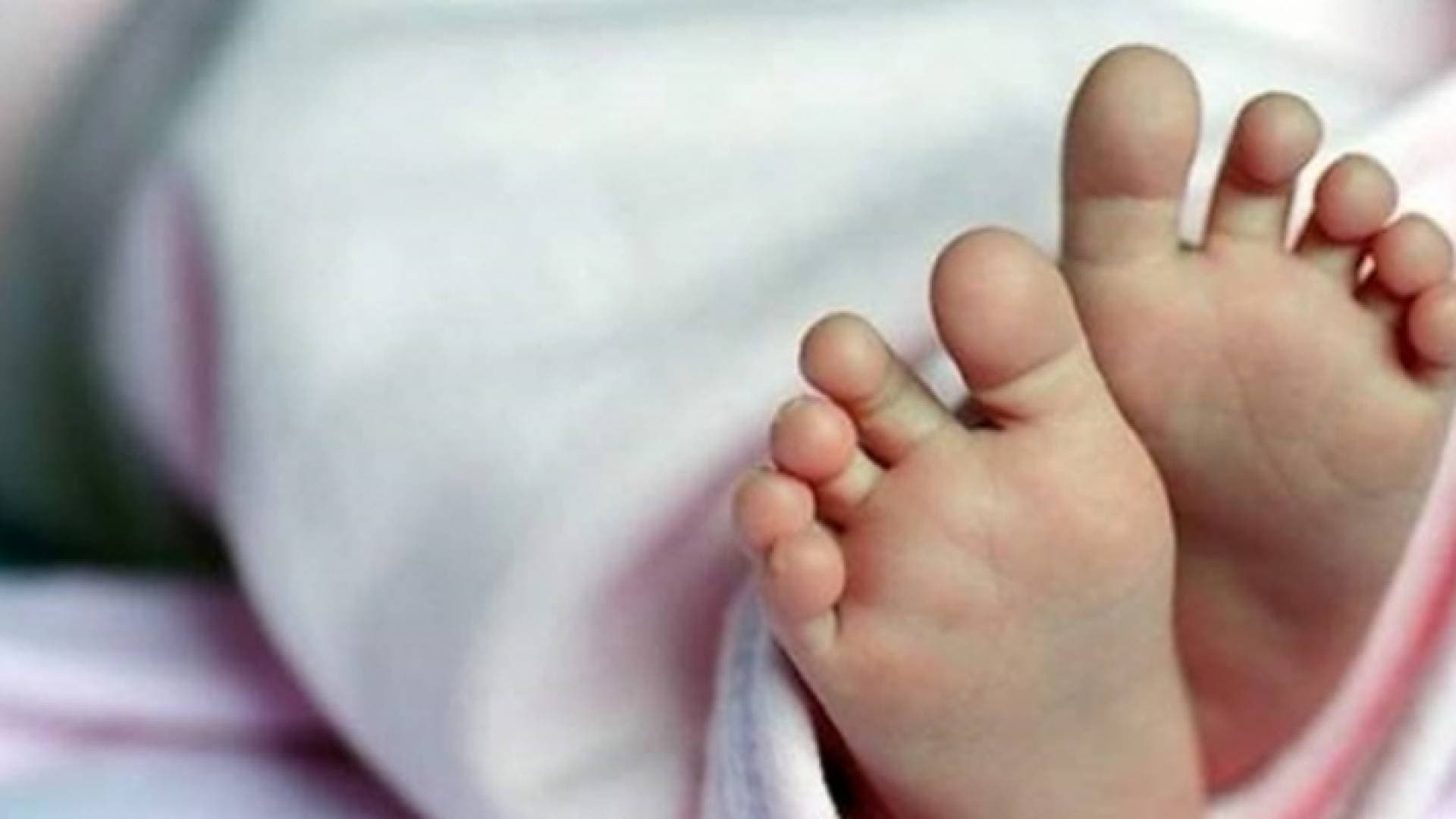 أم تقتل ابنتها بطريقة "جهنمية" وتجبر شقيقتها على دفنها