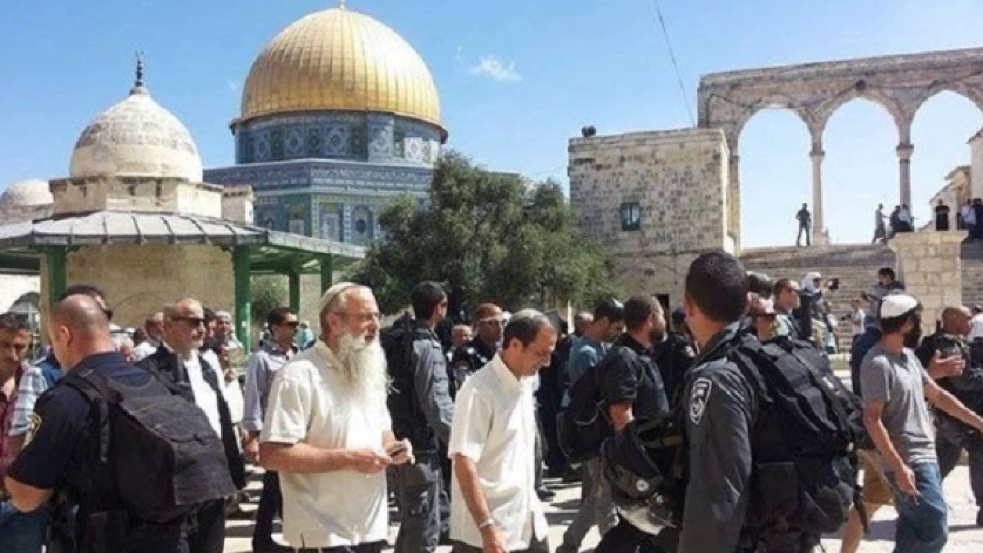 مستوطنون يقتحمون باحات المسجد الأقصى المبارك