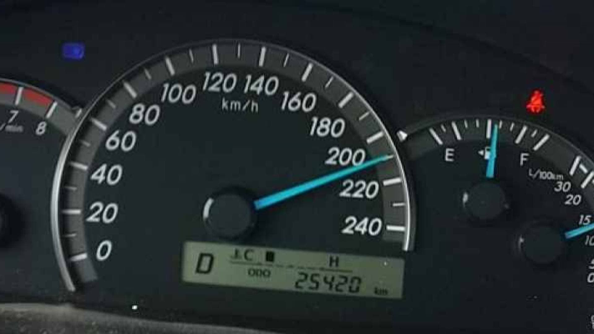 ضبط مركبة تسير بسرعة ٢٠٠ كم/ الساعة على طريق المطار