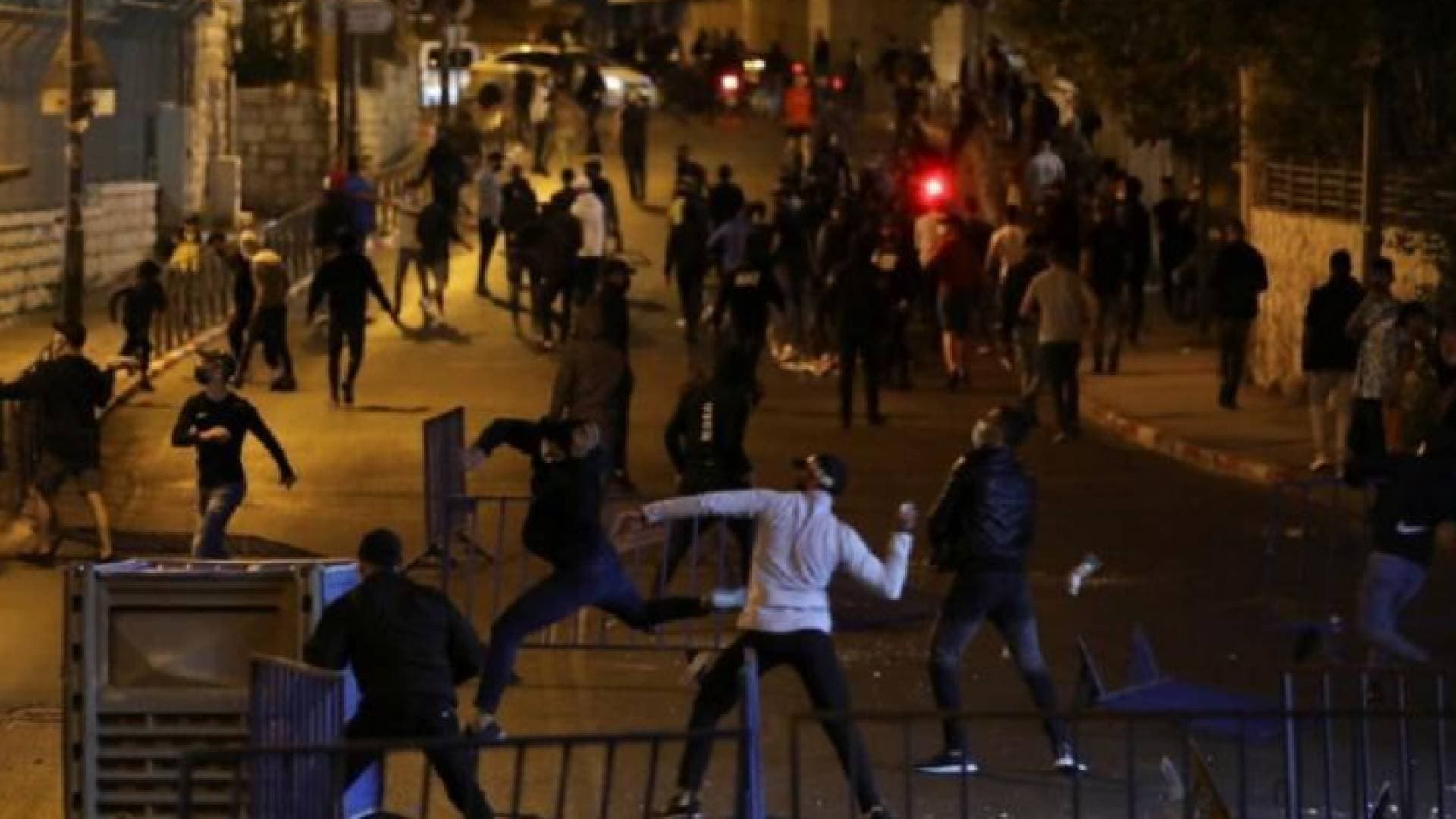 ٢٠ مصابا و٣ معتقلين خلال مواجهات عنيفة في حي الشيخ جراح بالقدس.. فيديو