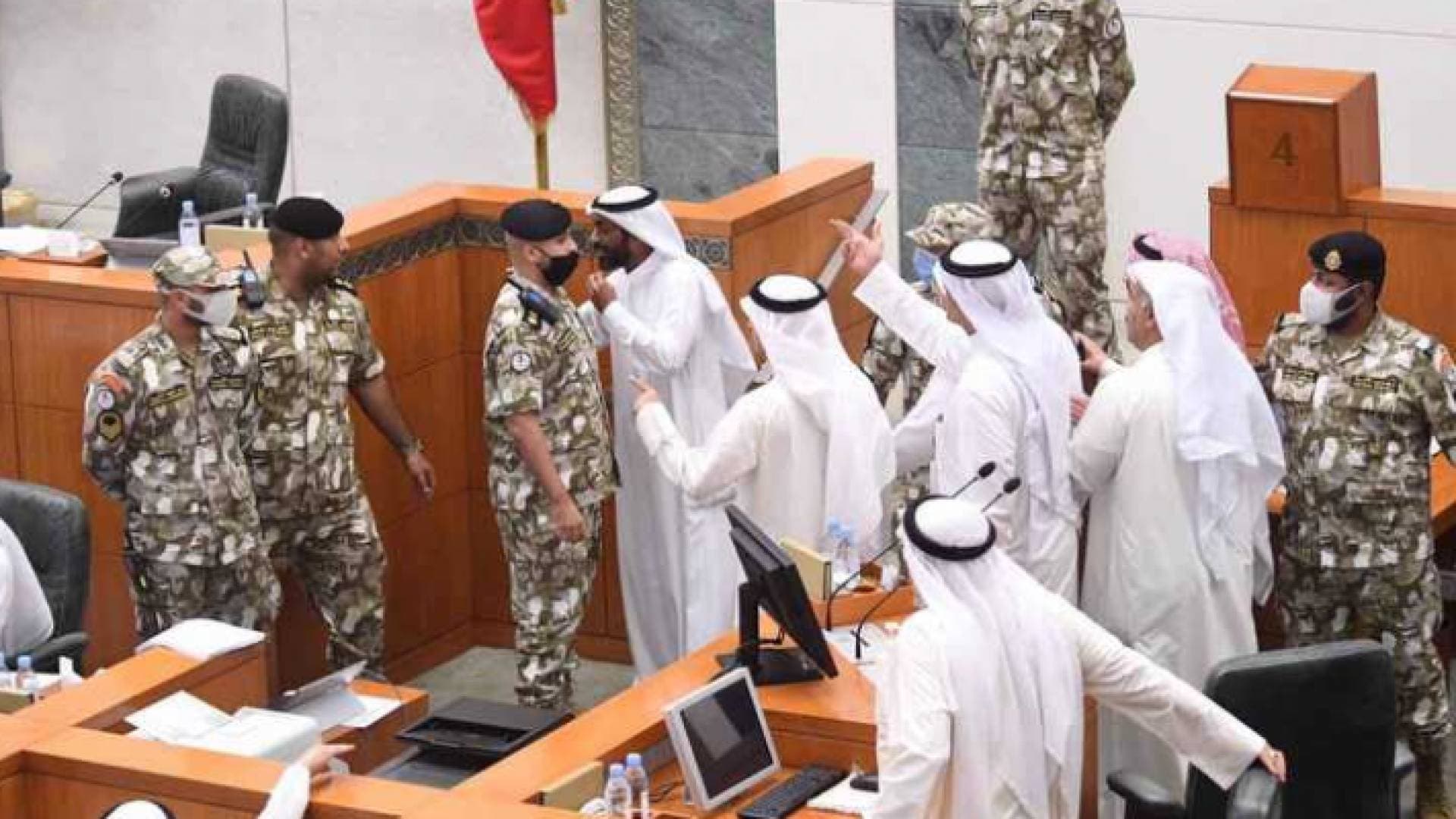 الأمن يتدخل لفض مشاجرة في مجلس الأمة الكويتي - صور