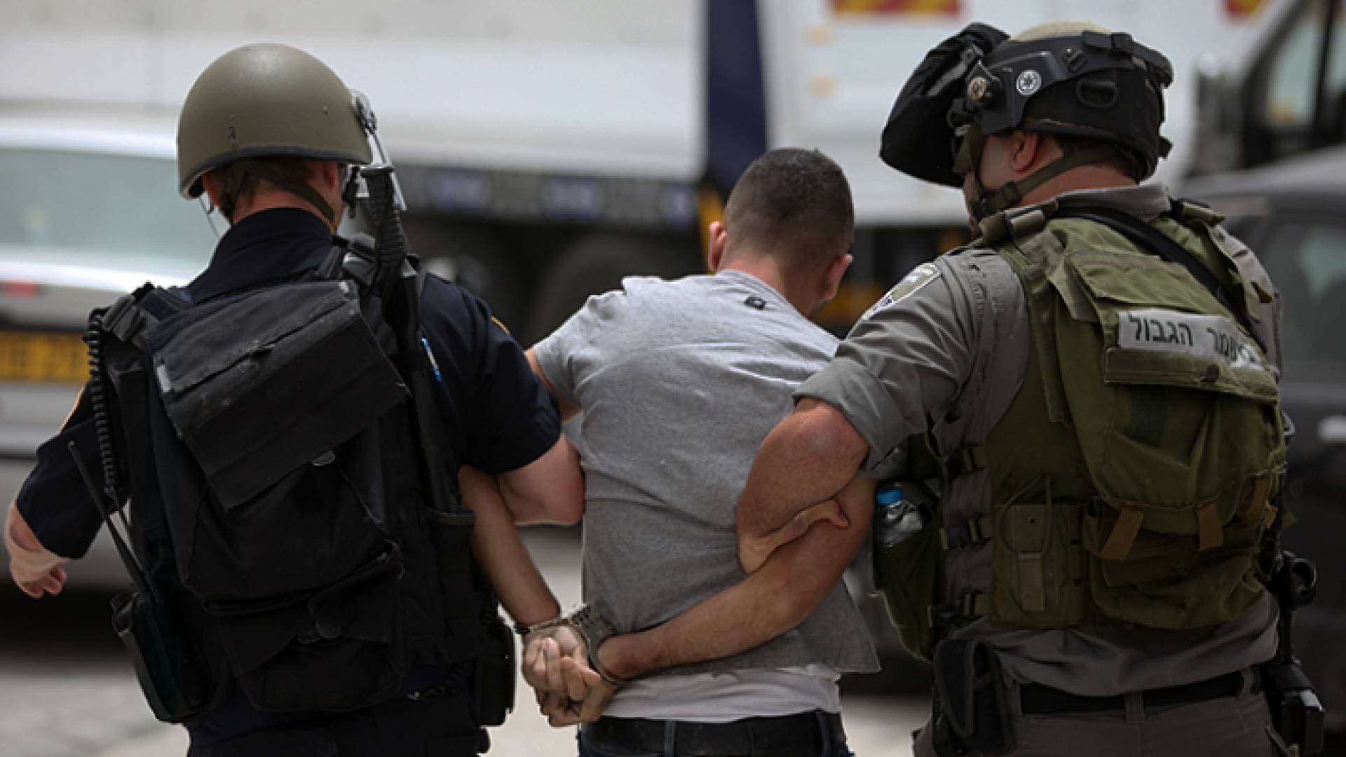 الاحتلال الإسرائيلي يعتقل ٢٢ فلسطينيا ويغلق الطرق المؤدية إلى جبل صبيح في نابلس