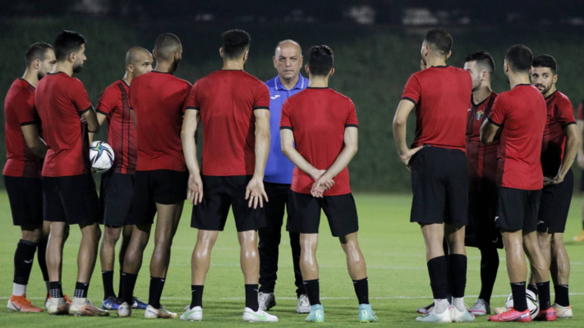 لاعبو المنتخب الوطني لكرة القدم يلتحقون بأنديتهم بعد إتمام جولتهم الخليجية