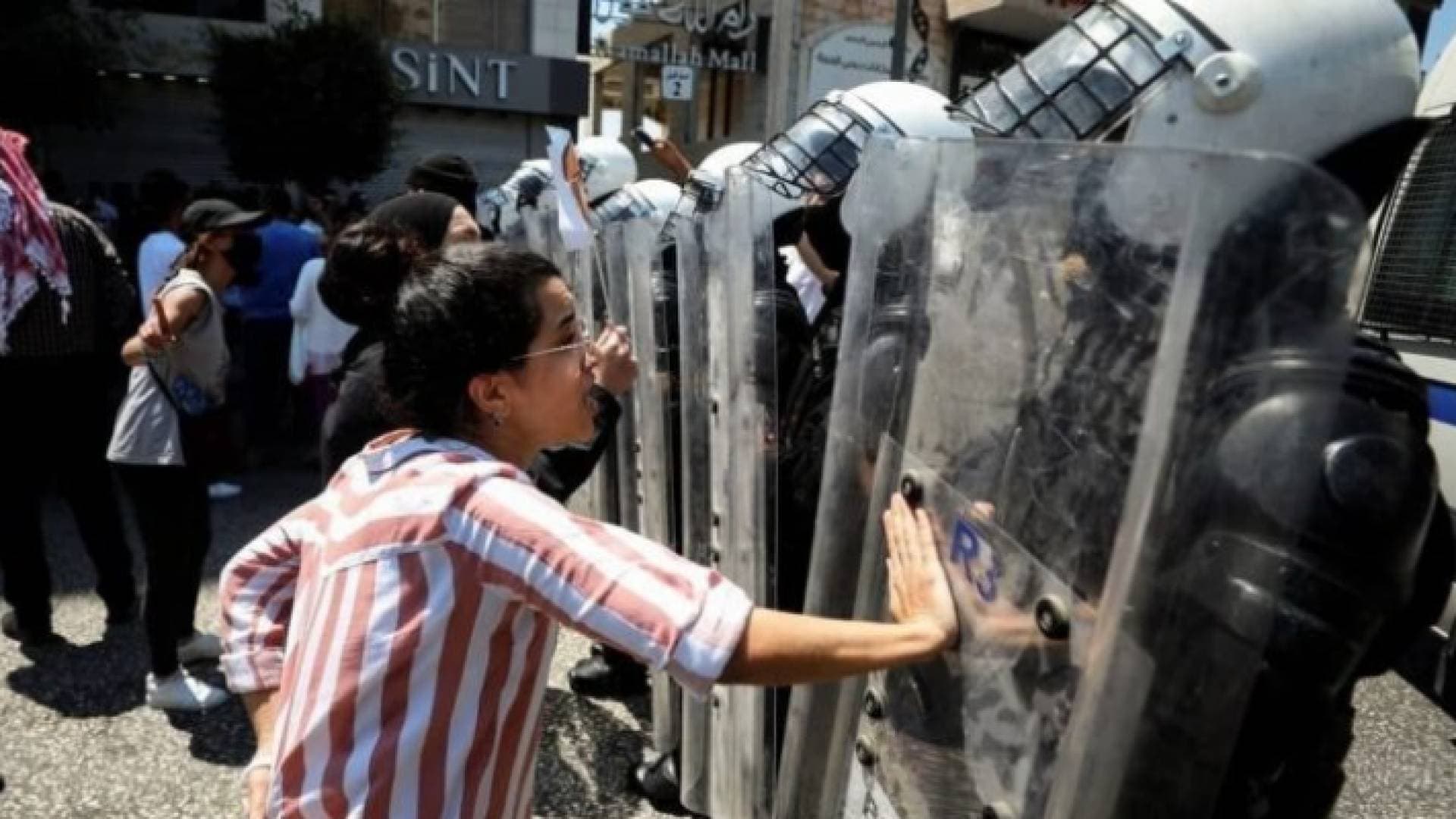 الأمن الفلسطيني يقمع مظاهرات ليلية خرجت تنديدا باغتيال نزار بنات - فيديو