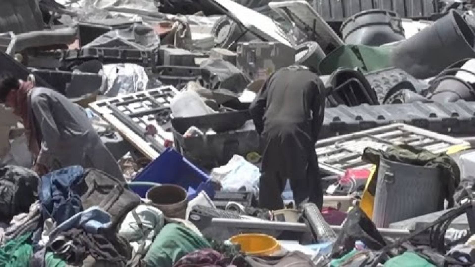 أفغان يبحثون عما ينتفعون منه بين أنقاض ٢٠ عاما من الوجود الأمريكي في بلدهم