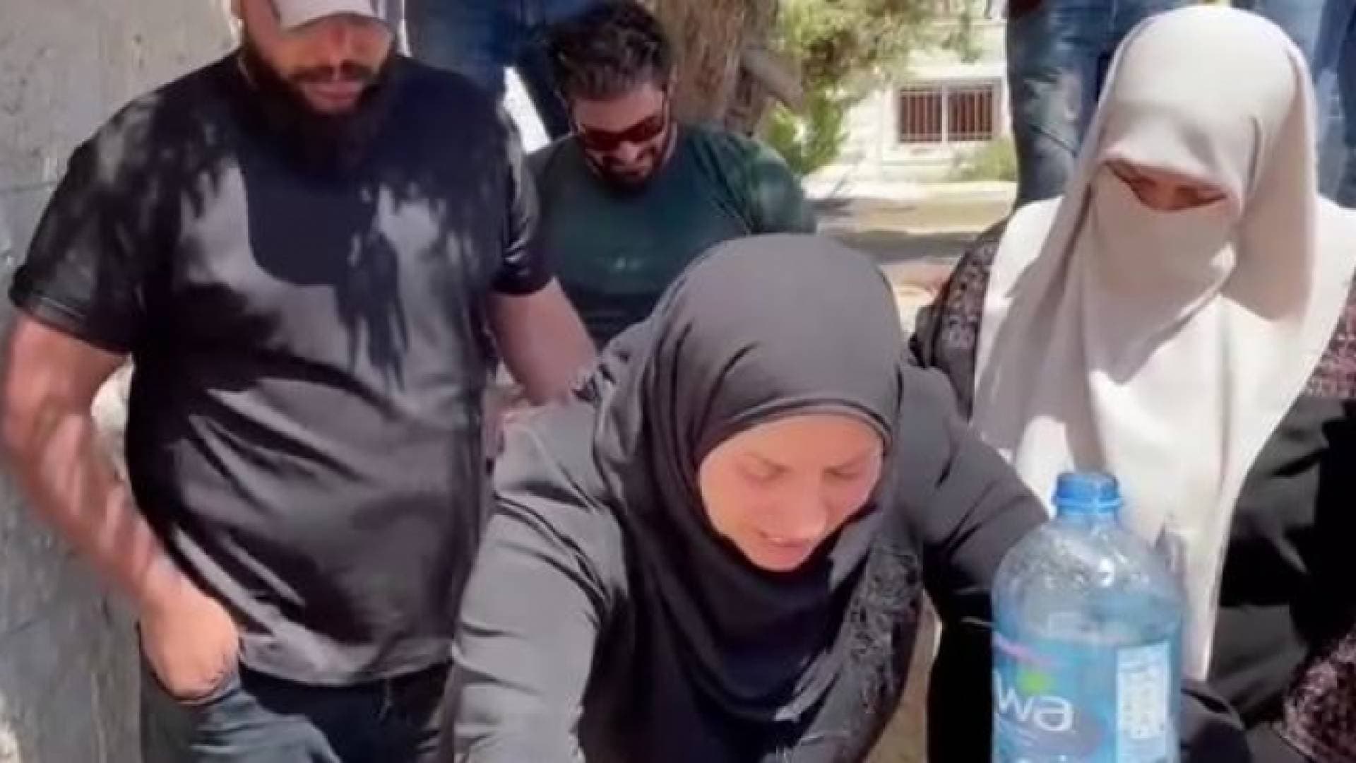والدة نزار البنات الذي اغتالته السلطة الفلسطينية تودعه بـ"قلب محروق"