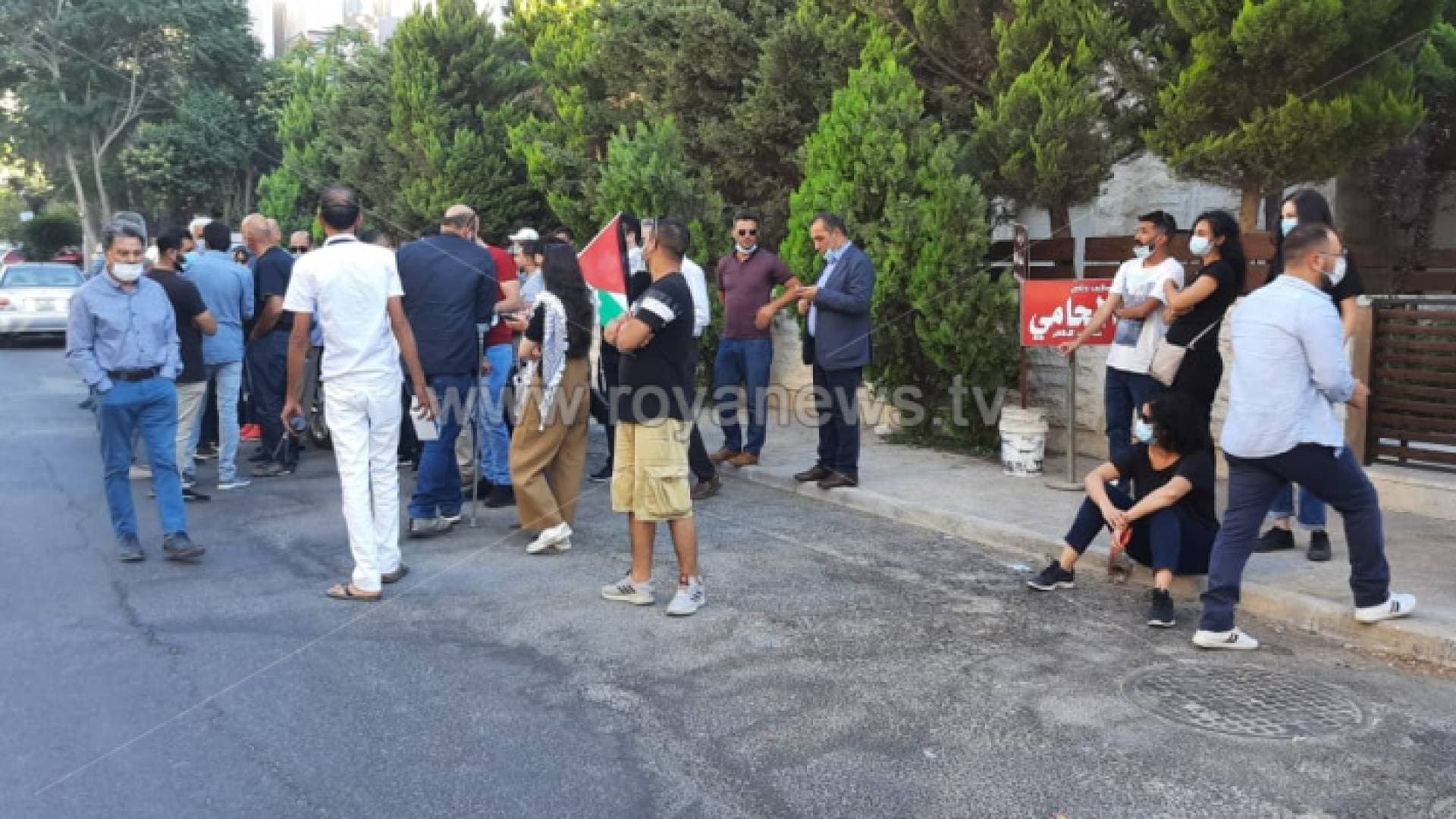 وقفة احتجاجية أمام السفارة الفلسطينية في عمان تنديدا بمقتل نزار بنات