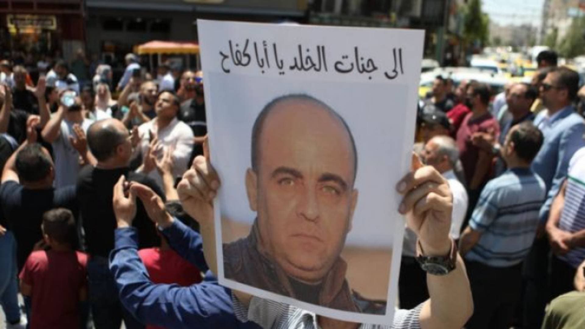 الاتحاد الأوروبي يخلي مسؤوليته عن تمويل أجهزة الأمن الفلسطيني بعد "اغتيال" نزار بنات