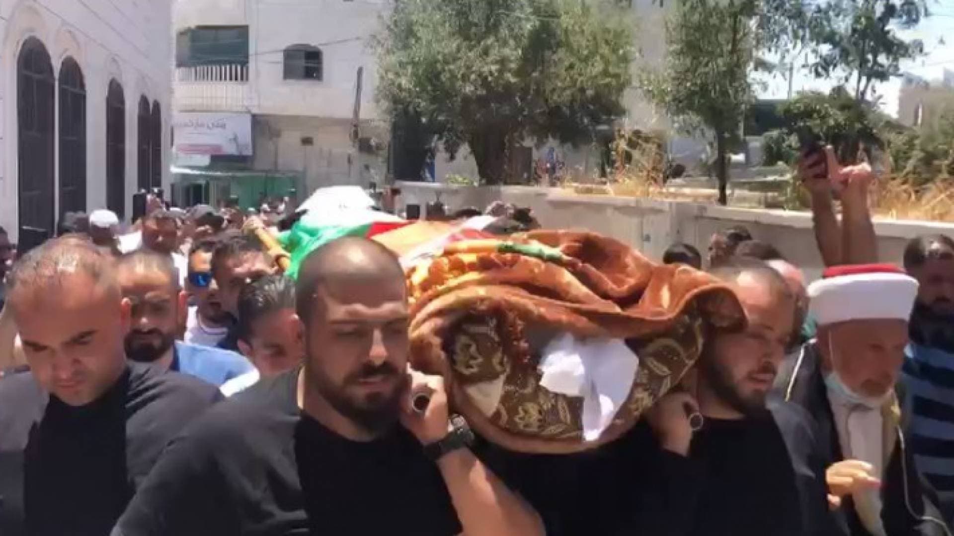 موكب "مهيب" في تشييع نزار بنات.. وفلسطينيون يصدحون: "الشعب يريد إسقاط النظام" - فيديو
