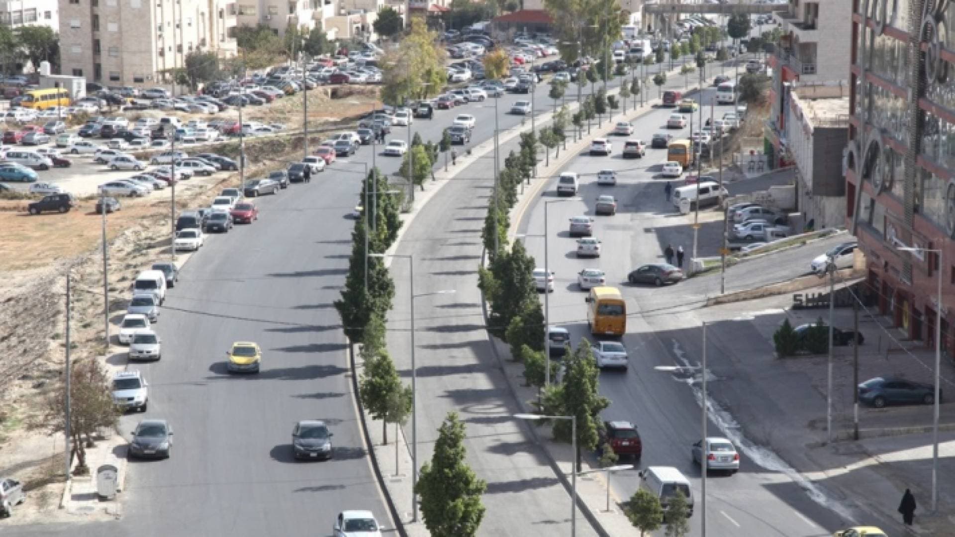 الأردنيون يحولون مسار الباص السريع لرياضة المشي والهرولة والدراجات