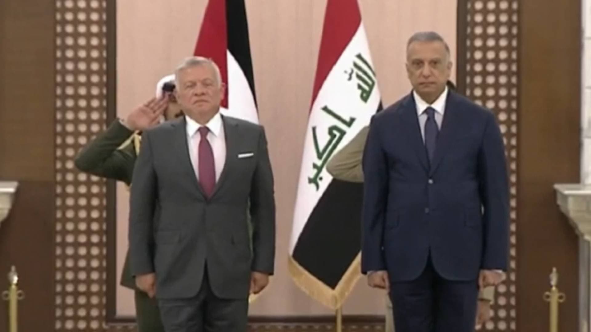الملك يلتقي رئيس الوزراء العراقي قبيل اتعقاد القمة الثلاثية.. صور