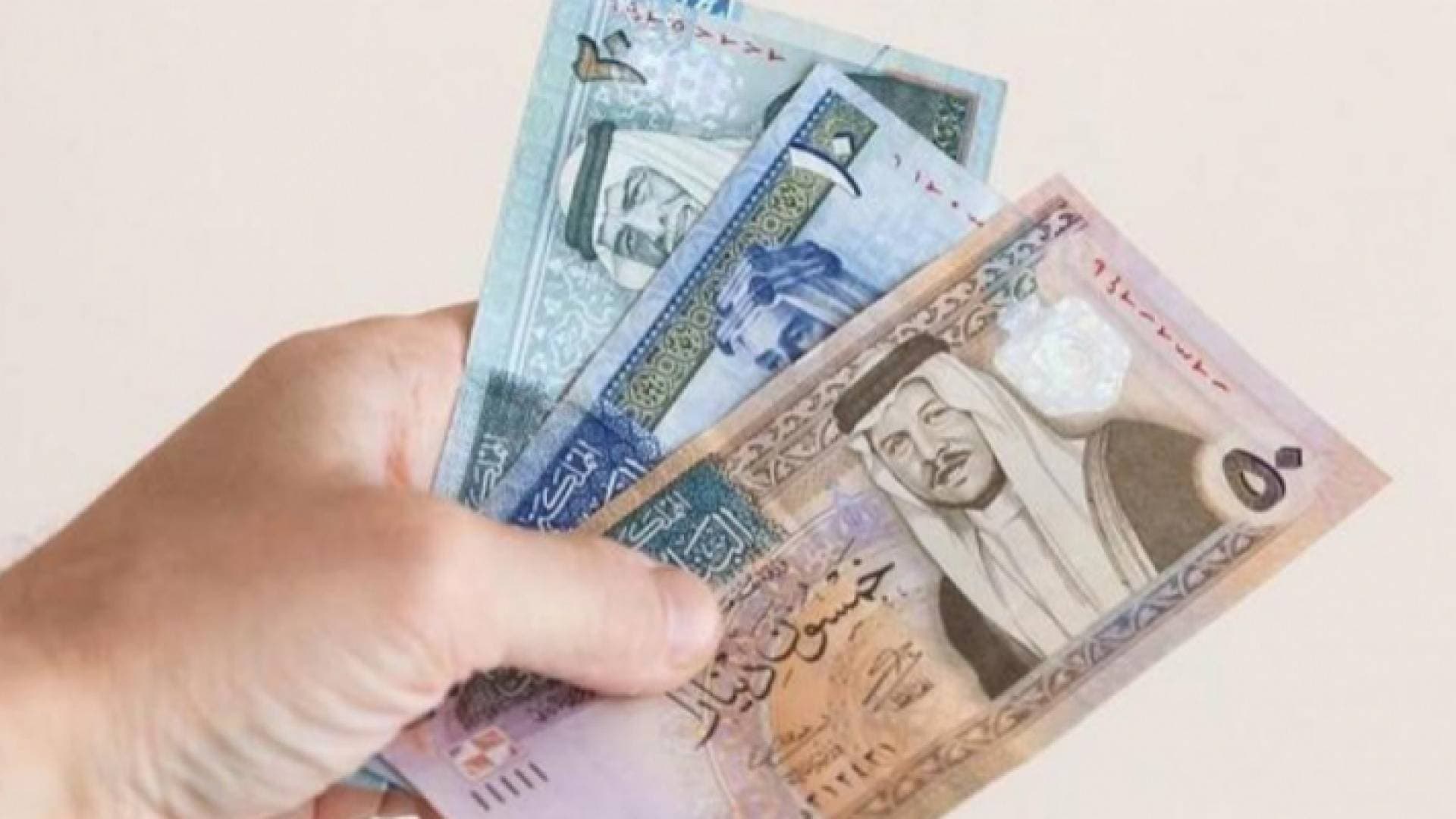 مطالبة بتأجيل أقساط القروض لشهر تموز المقبل