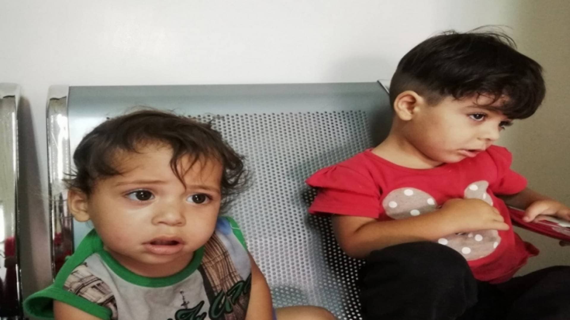 بسبب الفقر.. أب يتخلى عن طفلتيه في سوريا