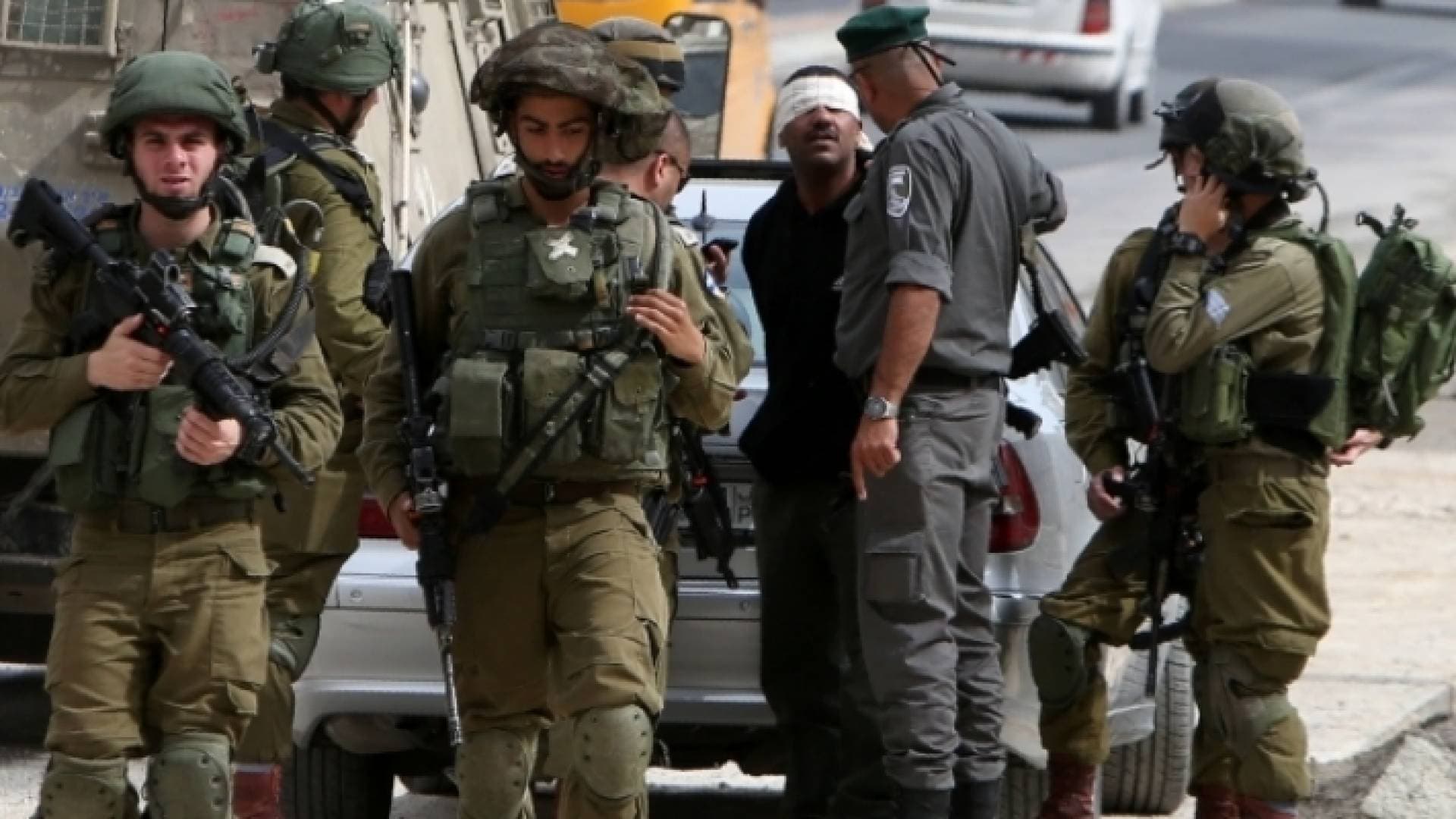الاحتلال يعتقل ١٤ فلسطينيا في الضفة الغربية