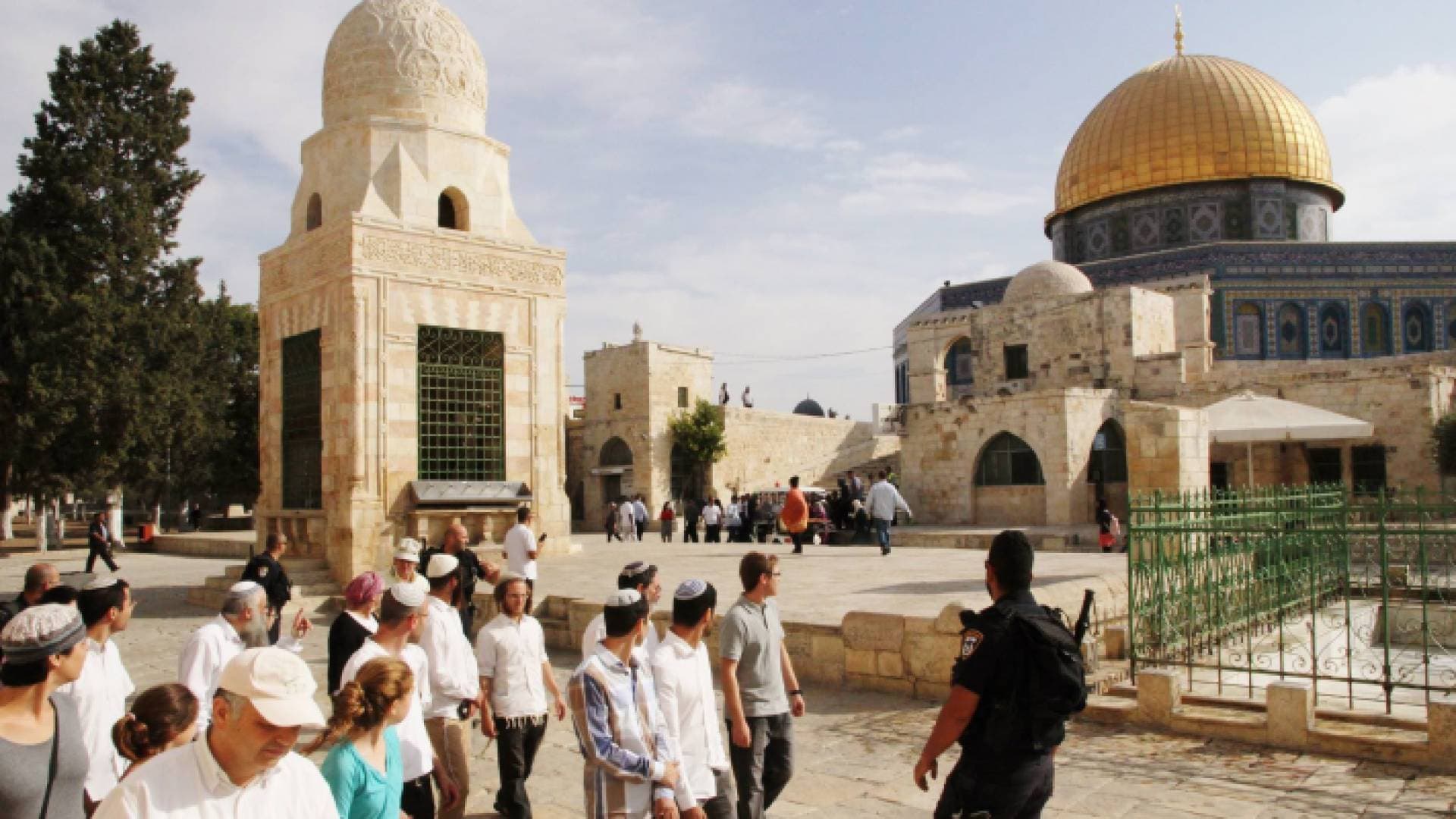 ١٢٢ مستوطنا متطرفا يقتحمون المسجد الأقصى