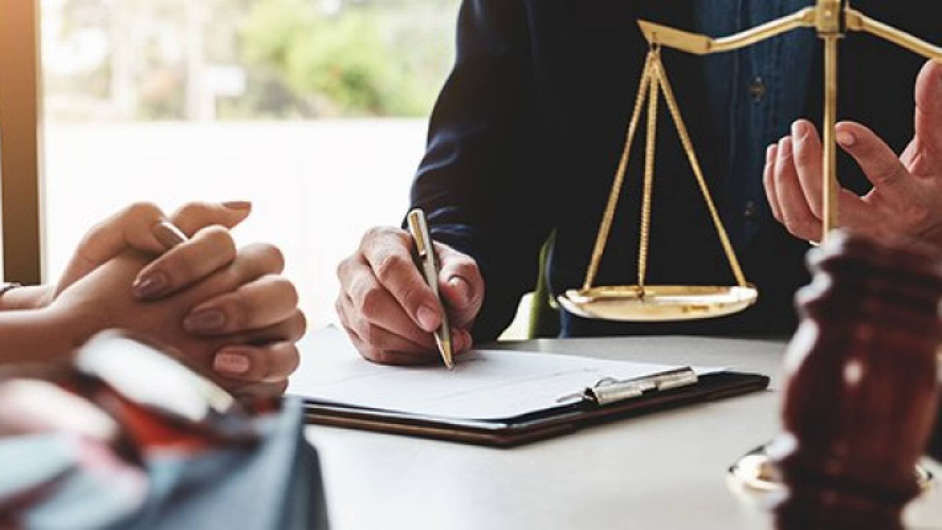 محكمة إماراتية ترفض دعوى امرأة "خلع" زوجها لرفضه خروجها مع صديقاتها