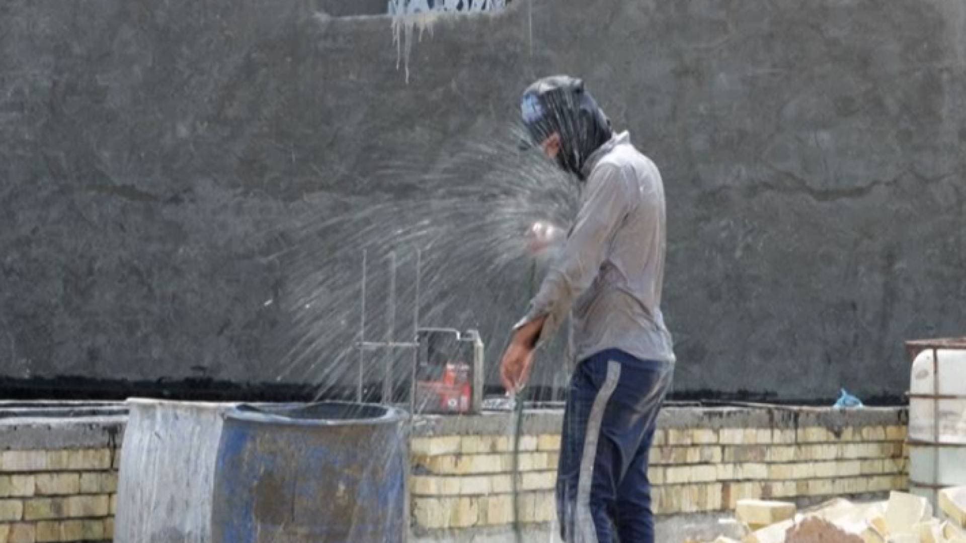 الحرارة وصلت إلى ٥٢ درجة مئوية.. صيف لاهب في العراق في ظل انقطاع تام للكهرباء - فيديو