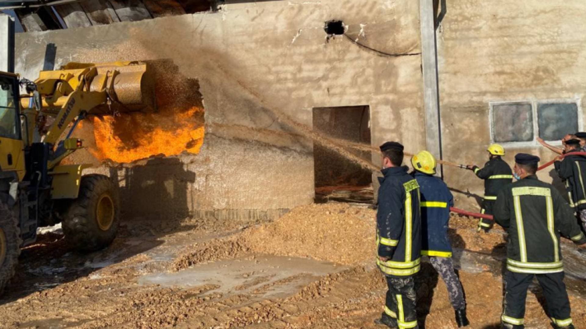 الدفاع المدني يتعامل مع حريق كبير بمستودع يحتوي على مواد كيماوية في الشونة الشمالية