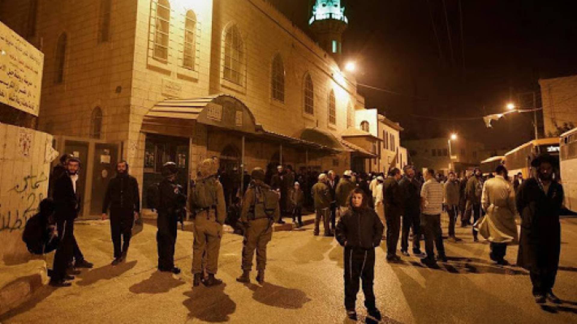 إصابة ٦ فلسطينيين خلال اقتحام الاحتلال ومستوطنيه مسجدا في حلحول