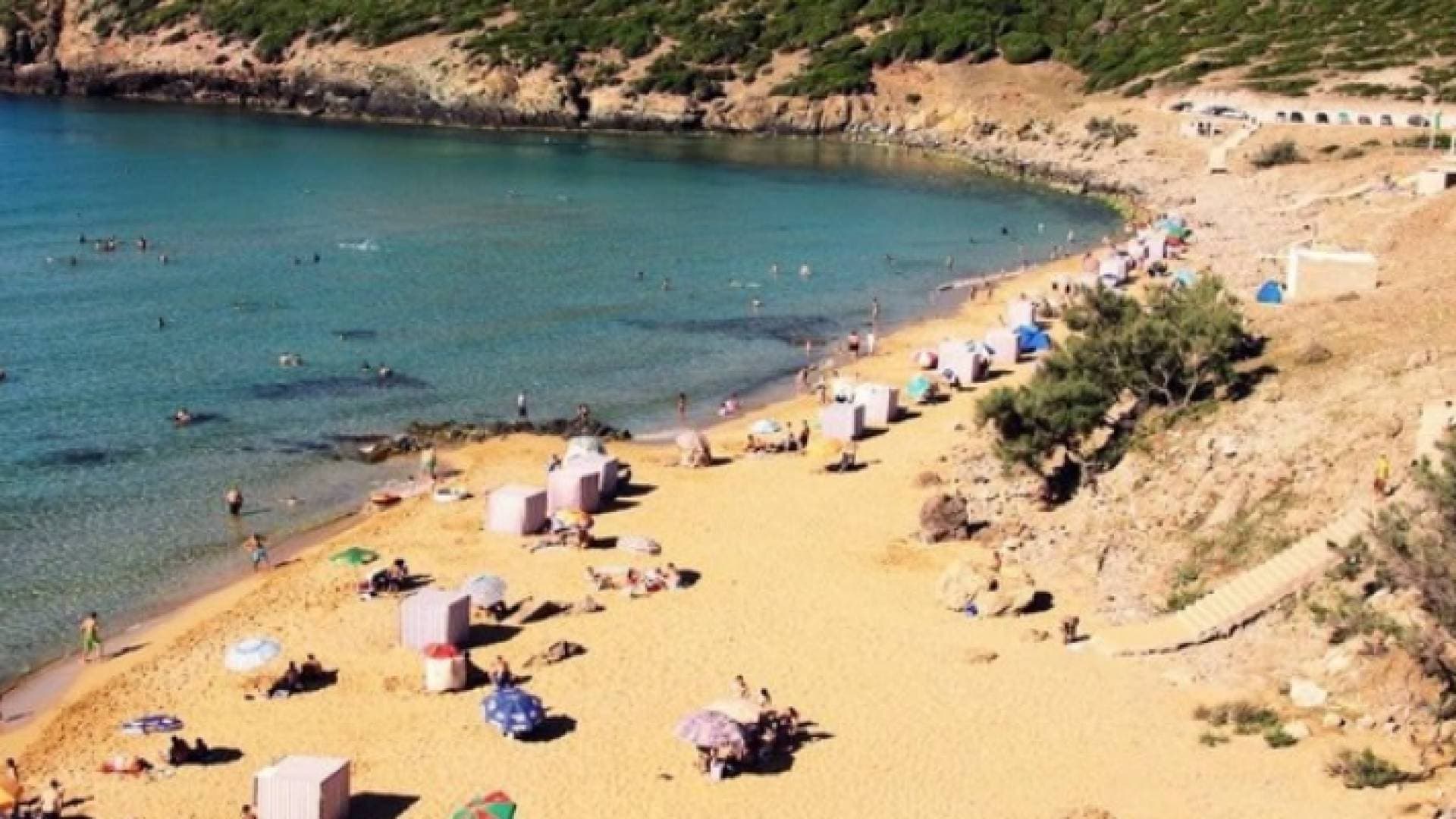 تسمم ١٥٠ شخصا تقريبا على شاطئ في الجزائر