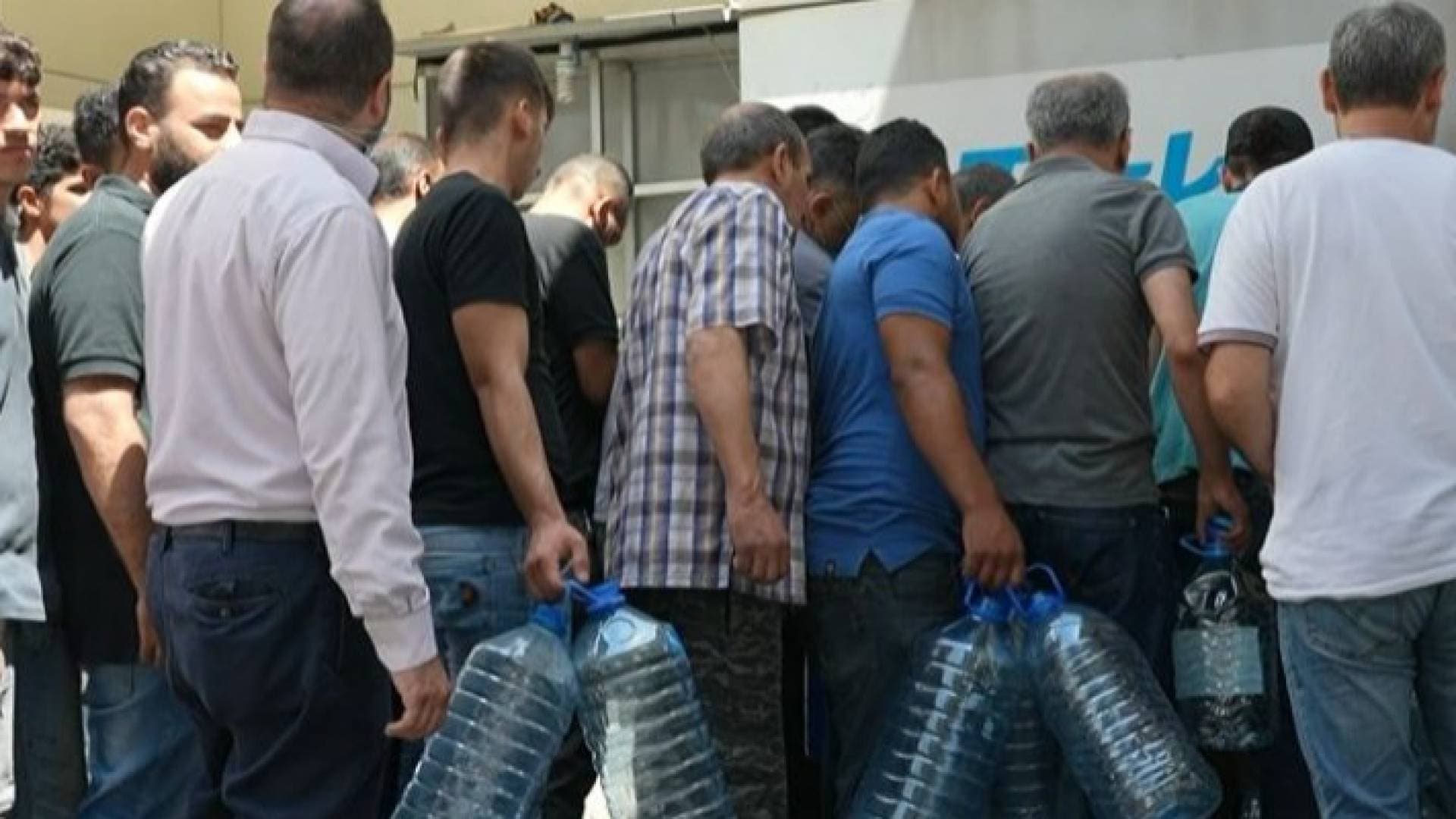 استمرار أزمة المحروقات وإضراب موظفي القطاع العام في لبنان