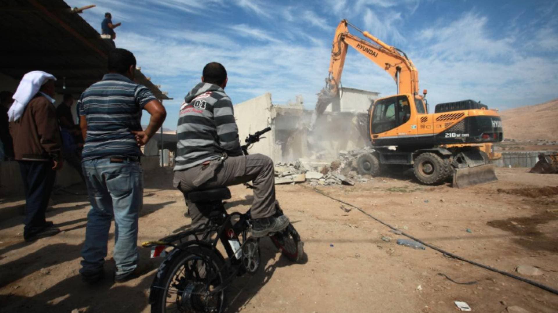 الاحتلال الإسرائيلي يهدم مدرسة في بلدة عناتا بالقدس