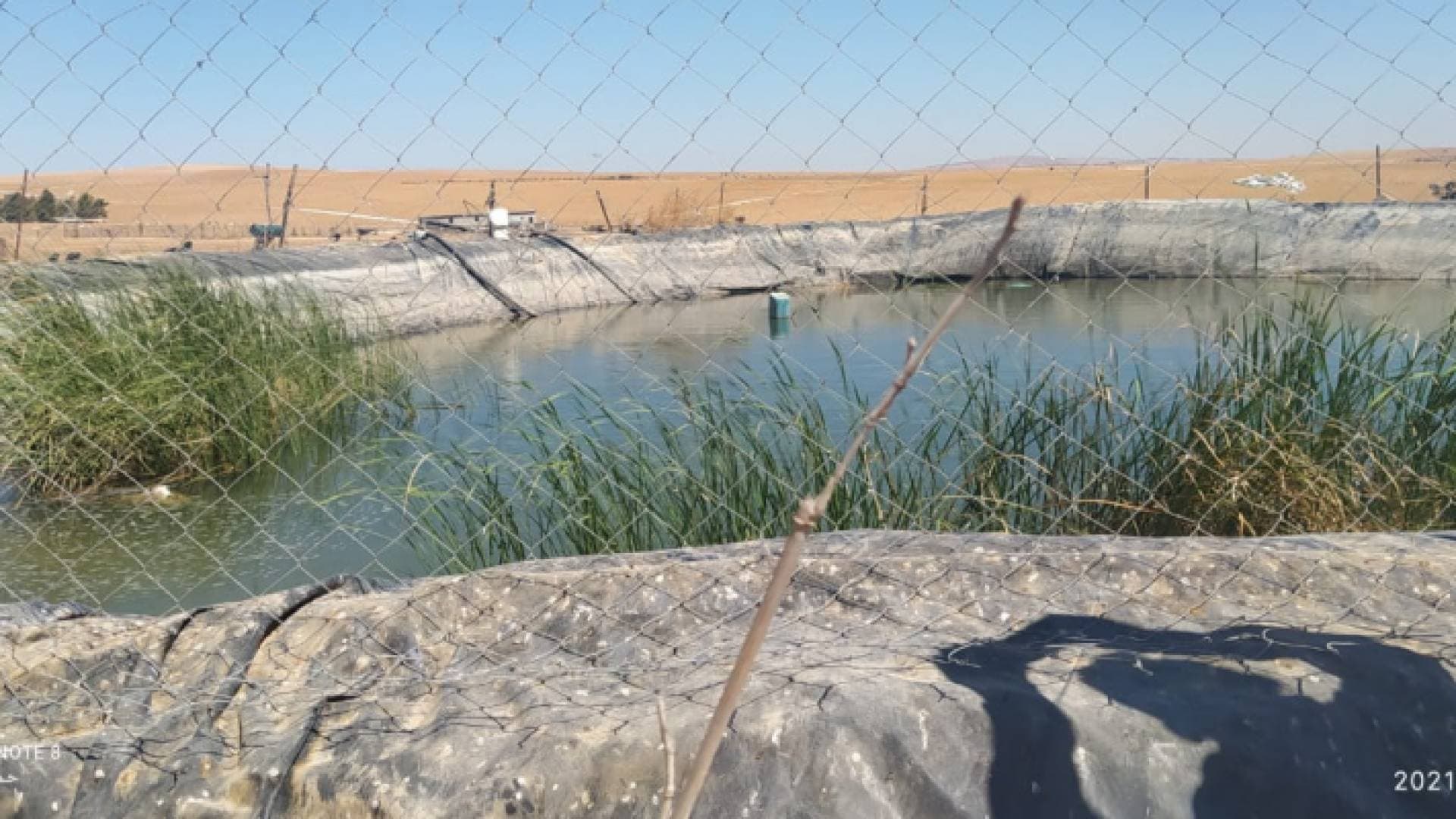 ضبط اعتداء على خط مياه رئيسي في الكرك - صور
