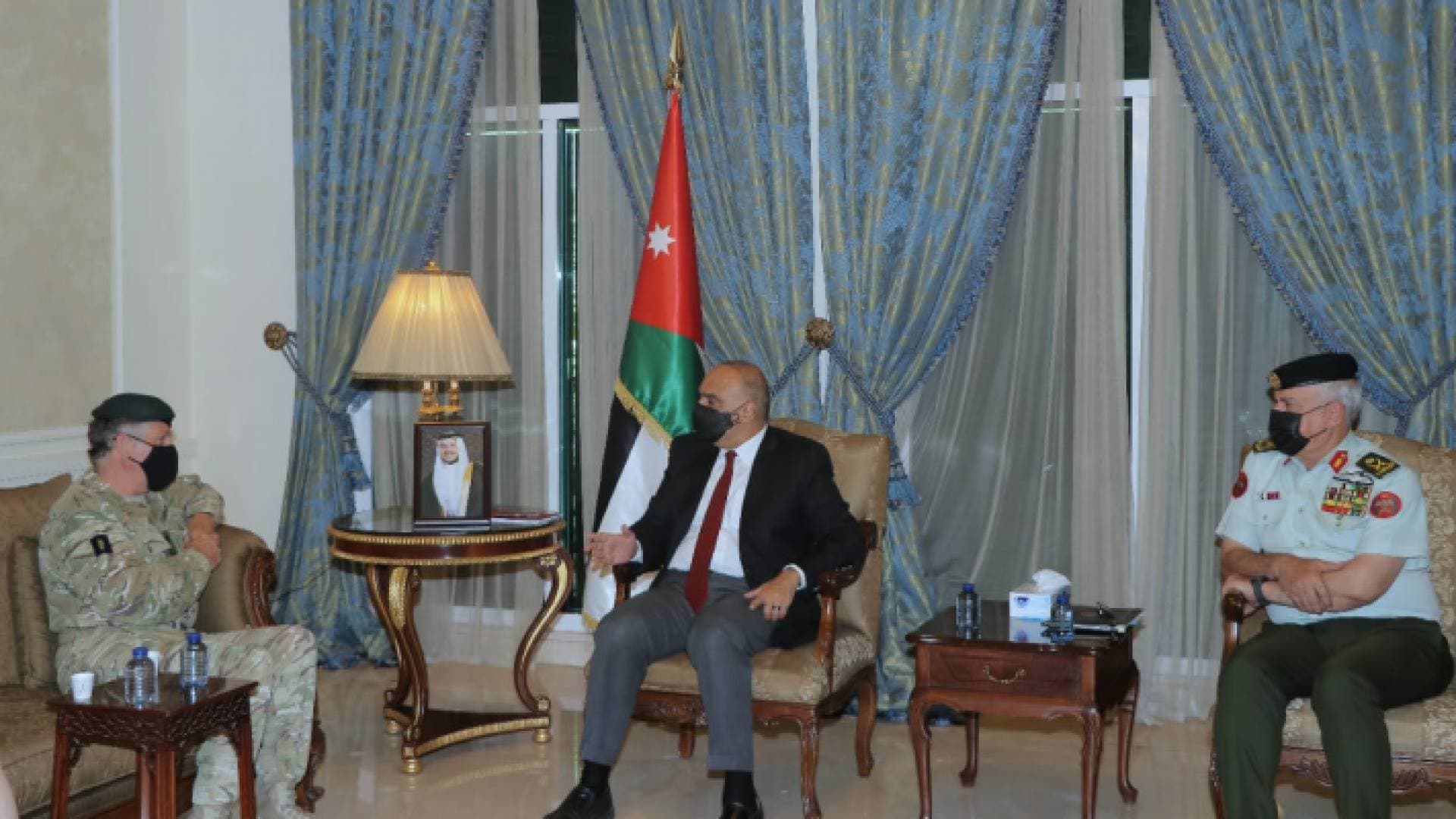 الخصاونة يلتقي رئيس أركان الدفاع البريطاني