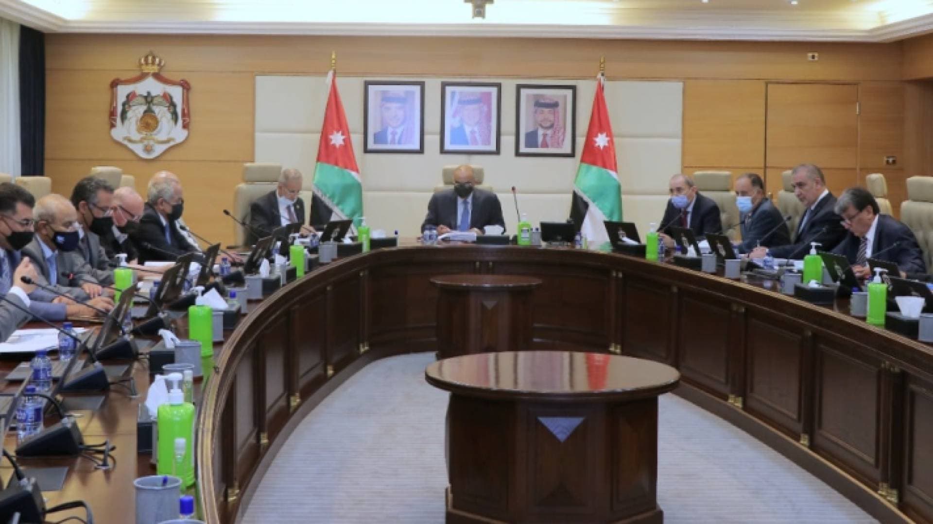 الخصاونة يوعز لوزراء حكومته بتشديد الرقابة على الالتزام بأوامر الدفاع