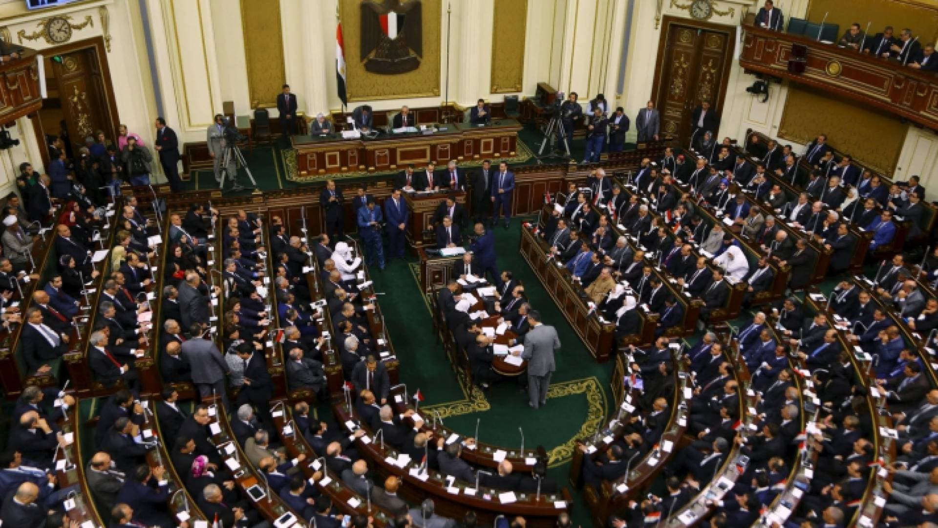 البرلمان المصري يقر قانونا يسمح بفصل موظفي الدولة ممن ينتمون للإخوان المسلمين