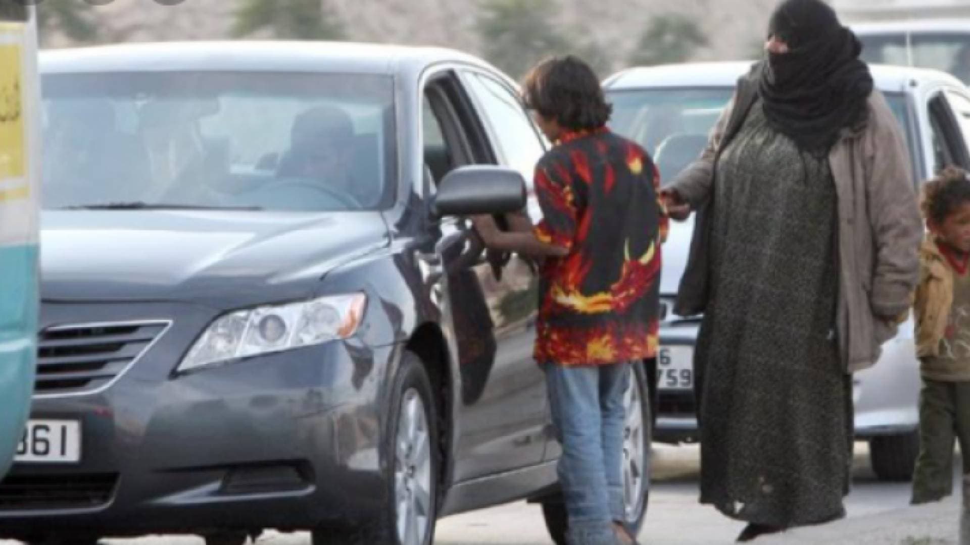 ضبط شخص يجبر زوجته وأطفاله على التسول وآخر "يستغل" أطفال "رضع" للتسول وتشكيل لجنة لإيجاد الحلول