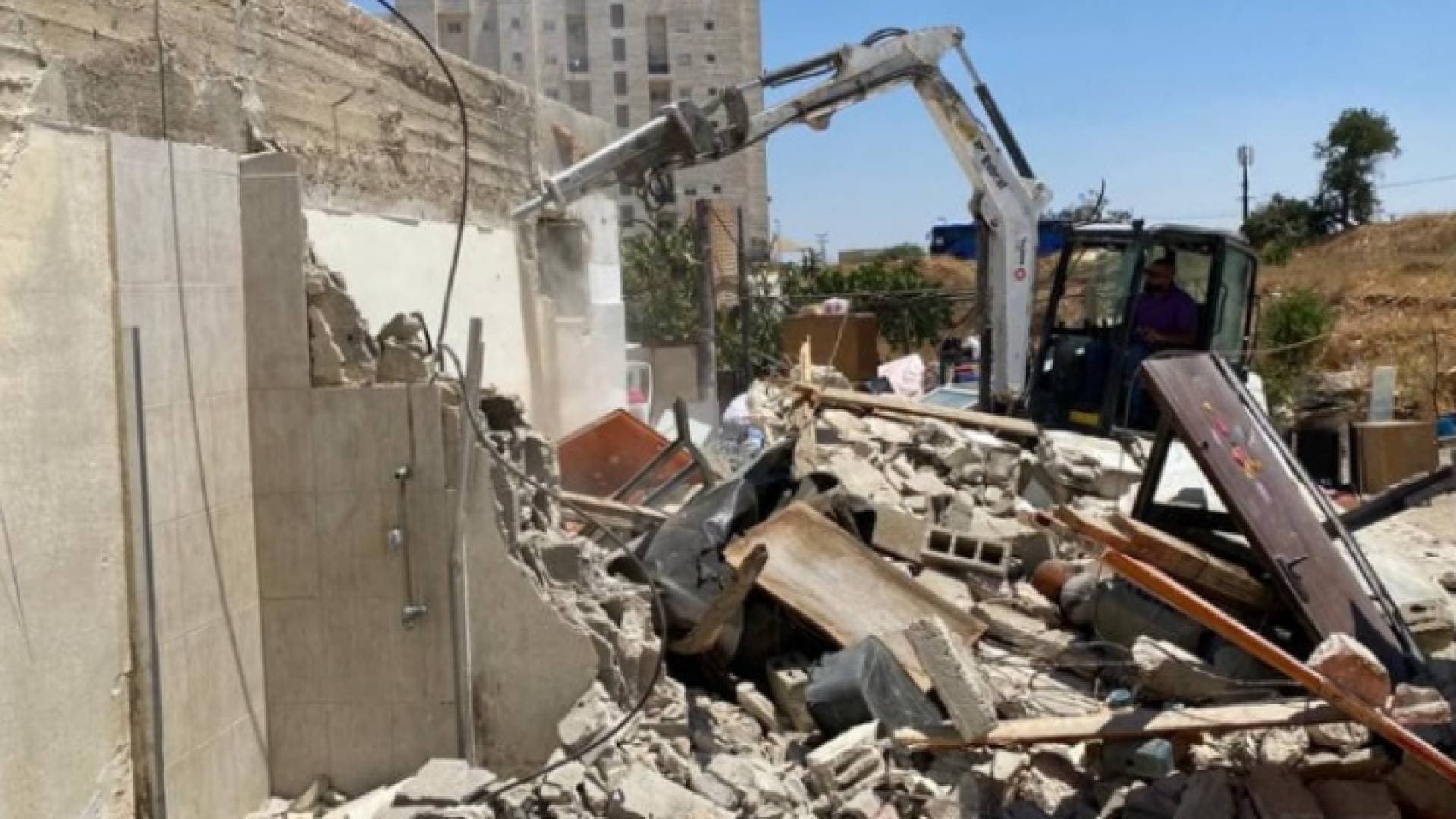 الاحتلال الاسرائيلي يجبر فلسطينيا على هدم منزله في القدس