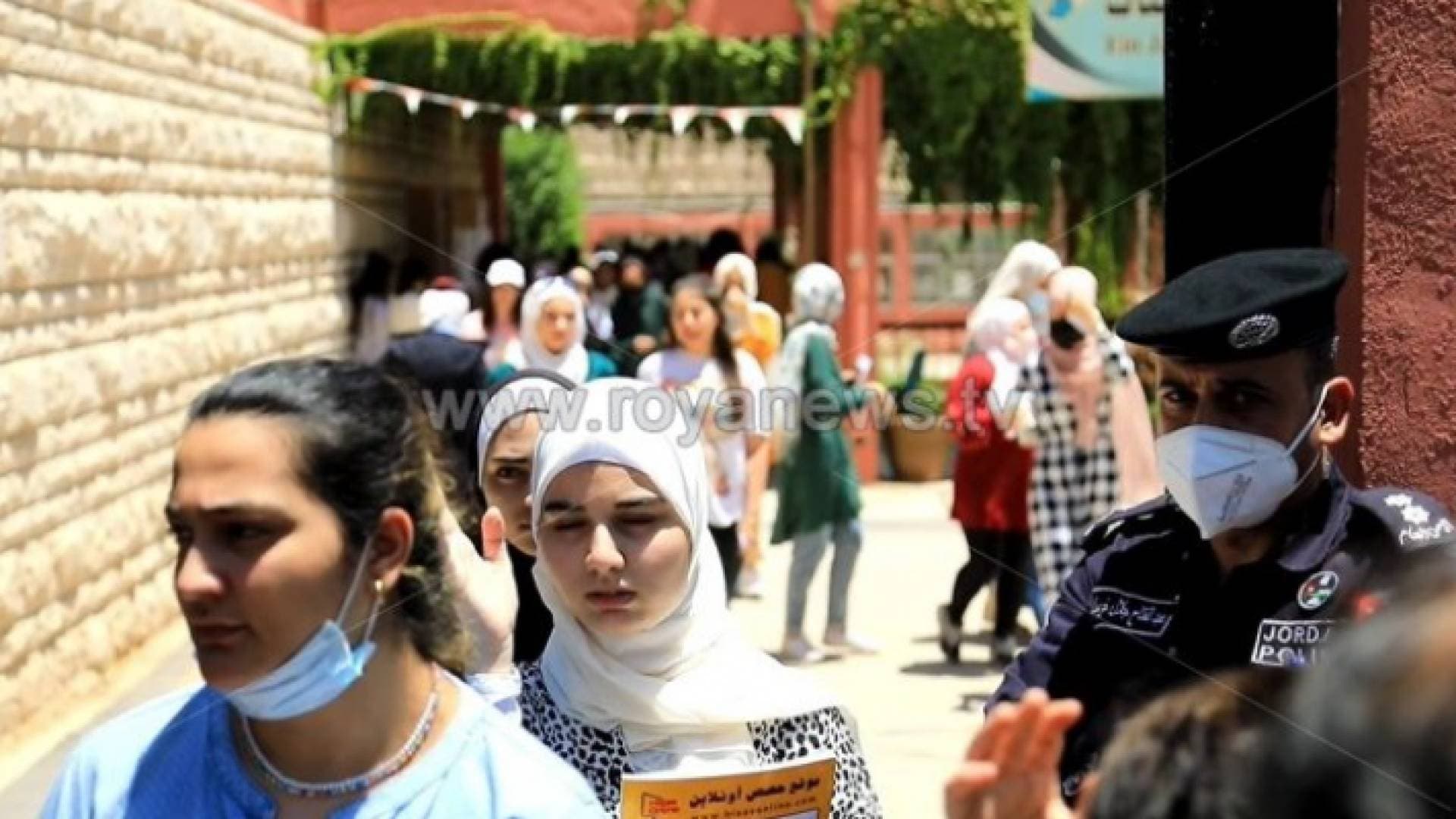 طلبة التوجيهي ينهون امتحان الثانوية العامة وسط حالة من الجدل - فيديو