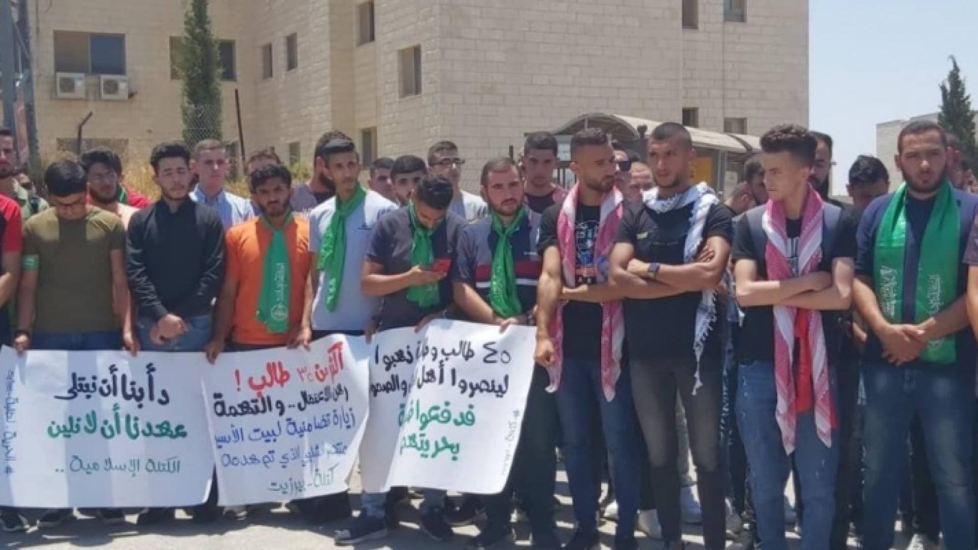 الاحتلال الإسرائيلي يعتقل عشرات الطلبة الفلسطينيين من جامعة بيرزيت