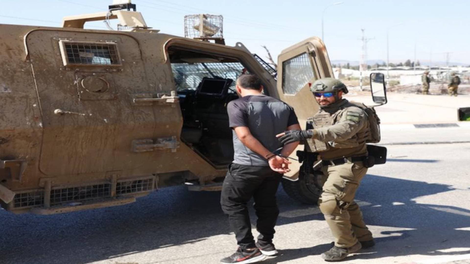 الاحتلال الإسرائيلي يعتقل ٧ فلسطينيين بينهم أب وثلاثة من أبنائه