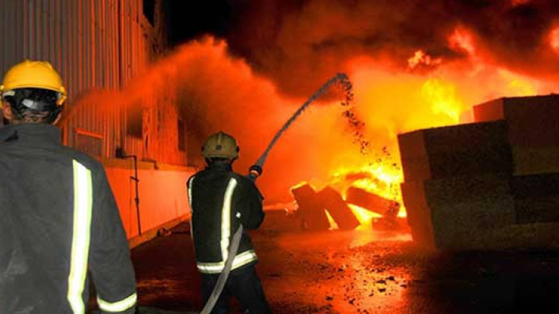 السيطرة على حريق مستودع للألعاب النارية في الزرقاء