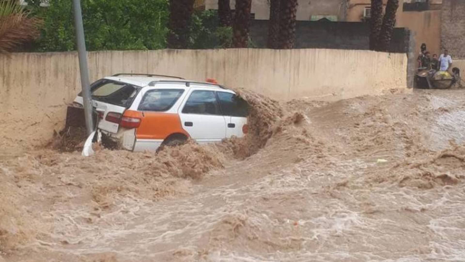 لقطات مرعبة للحظة إنقاذ أشخاص علقوا وسط السيول في سلطنة عمان - فيديو