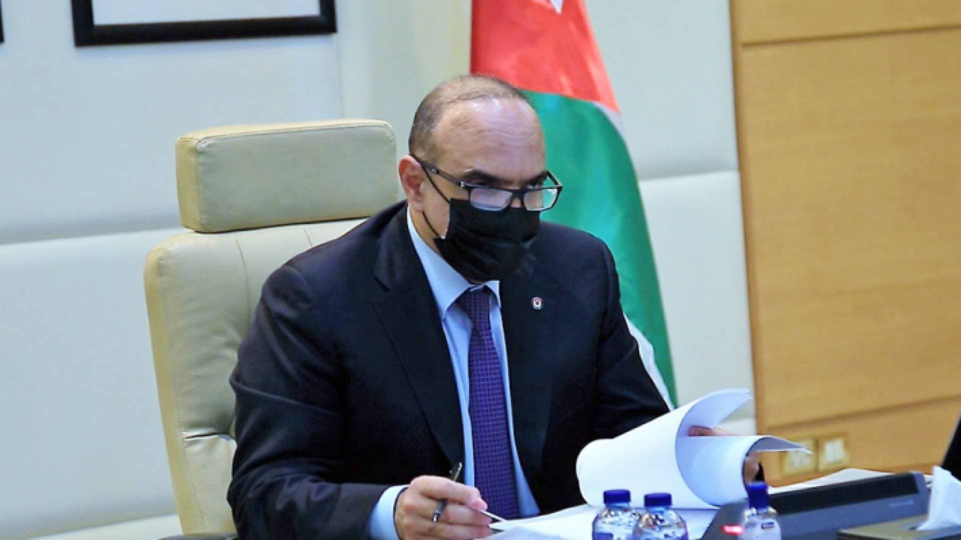 الخصاونة يصدر أمر الدفاع رقم (٣٢) والبلاغ رقم (٤١).. تفاصيل