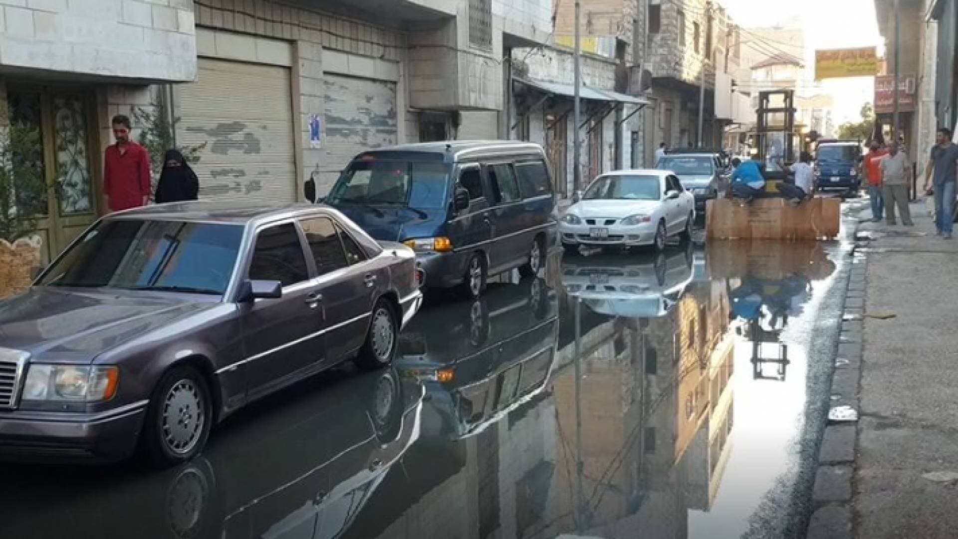 مياه "الصرف الصحي" تغرق شارعا رئيسيا وسط اربد