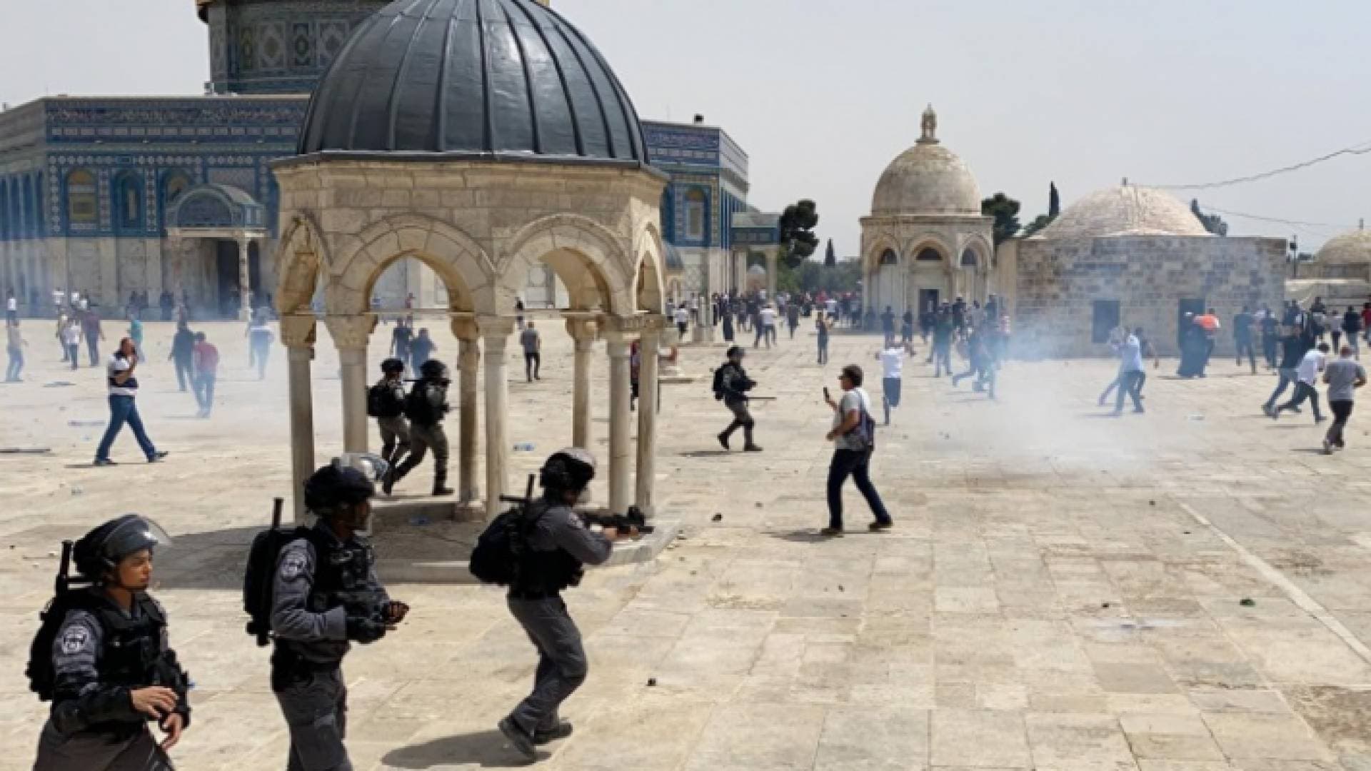 الاحتلال الإسرائيلي يقتحم المسجد الأقصى ويعتدي على المرابطين.. فيديو