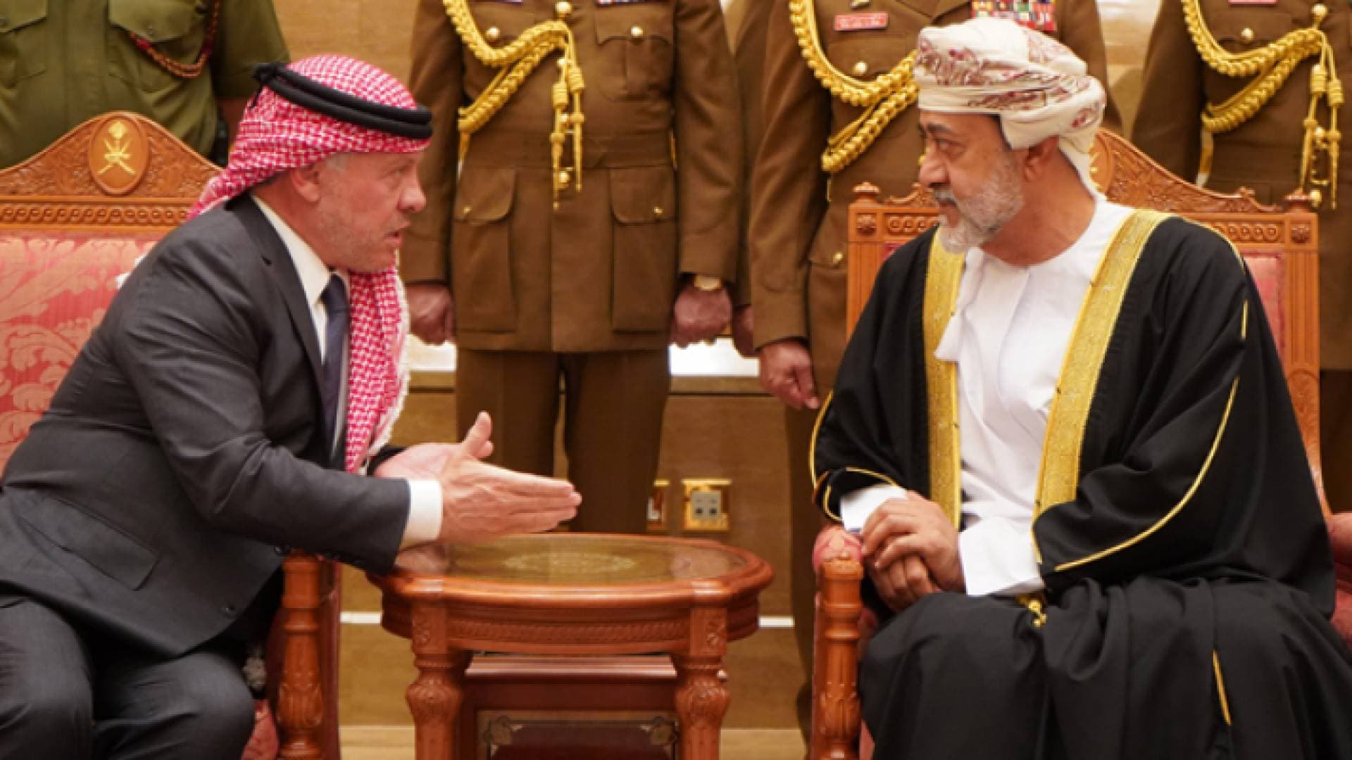الملك وسلطان عمان يبحثان سبل تطوير التعاون بين البلدين
