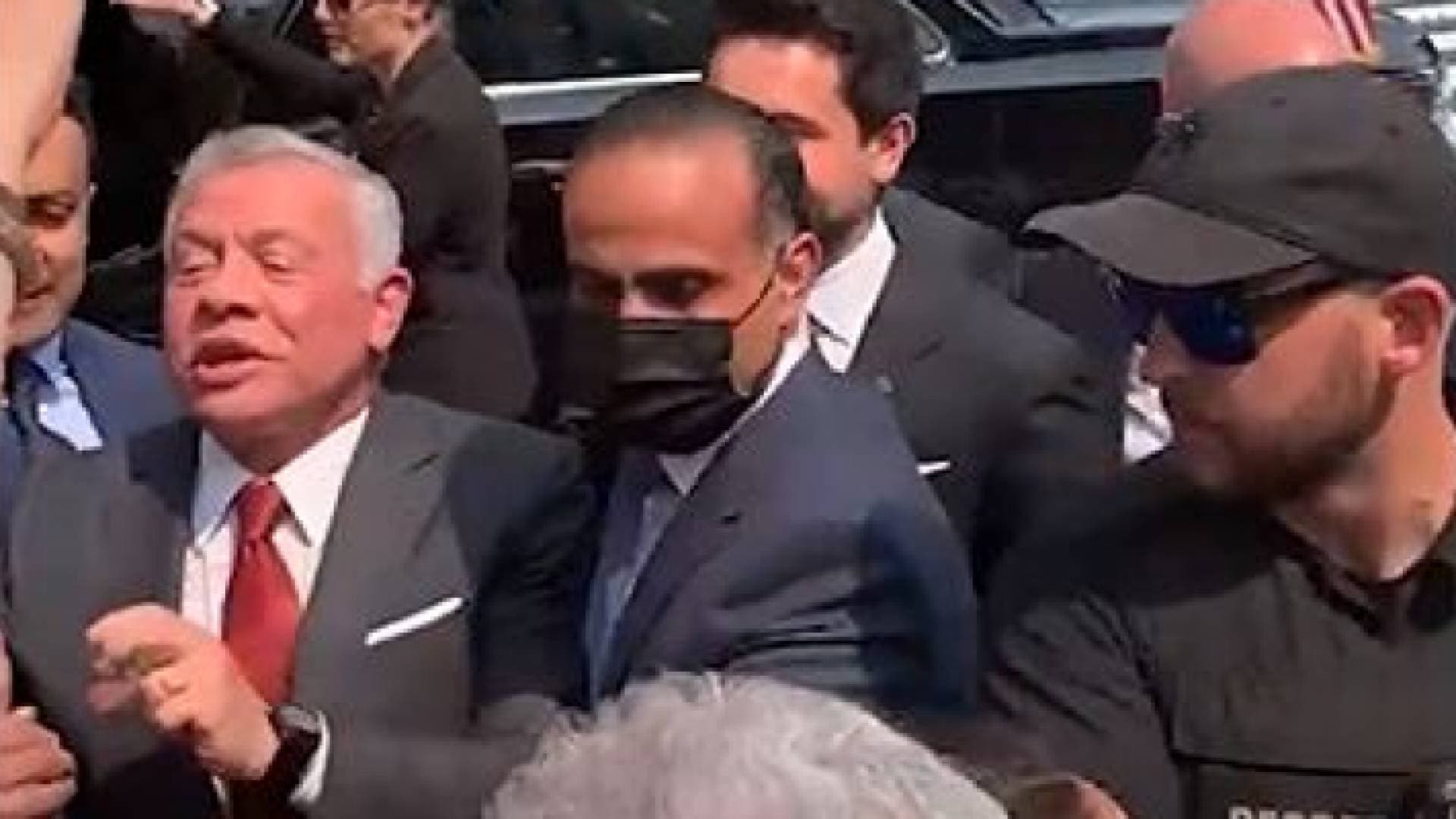 بالفيديو.. الملك يترجل من سيارته ويلقي التحية على عدد من الأردنيين في أمريكا