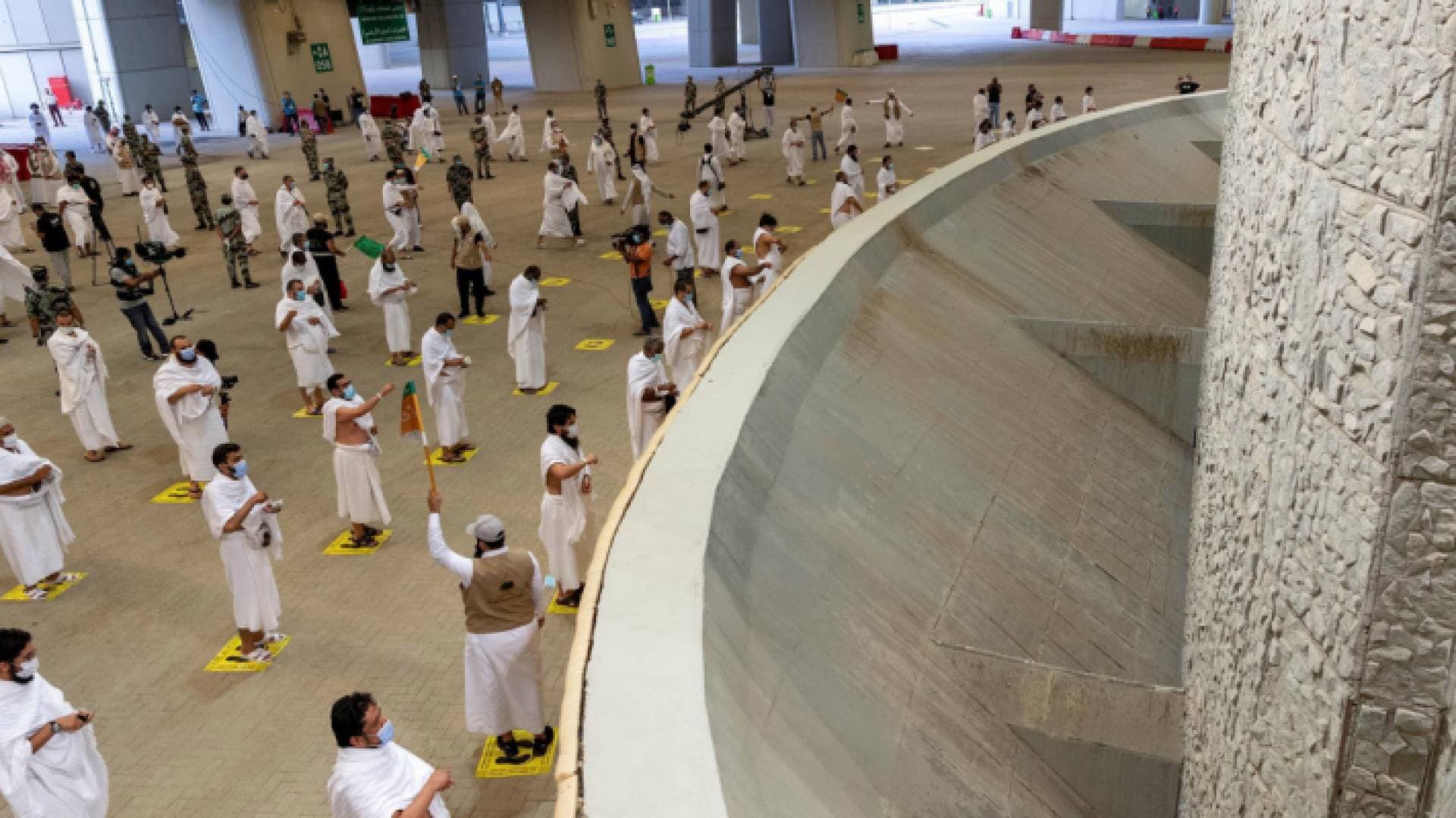 حصى معقمة وإجراءات وقائية.. هكذا رمى الحجاج جمرة العقبة الكبرى