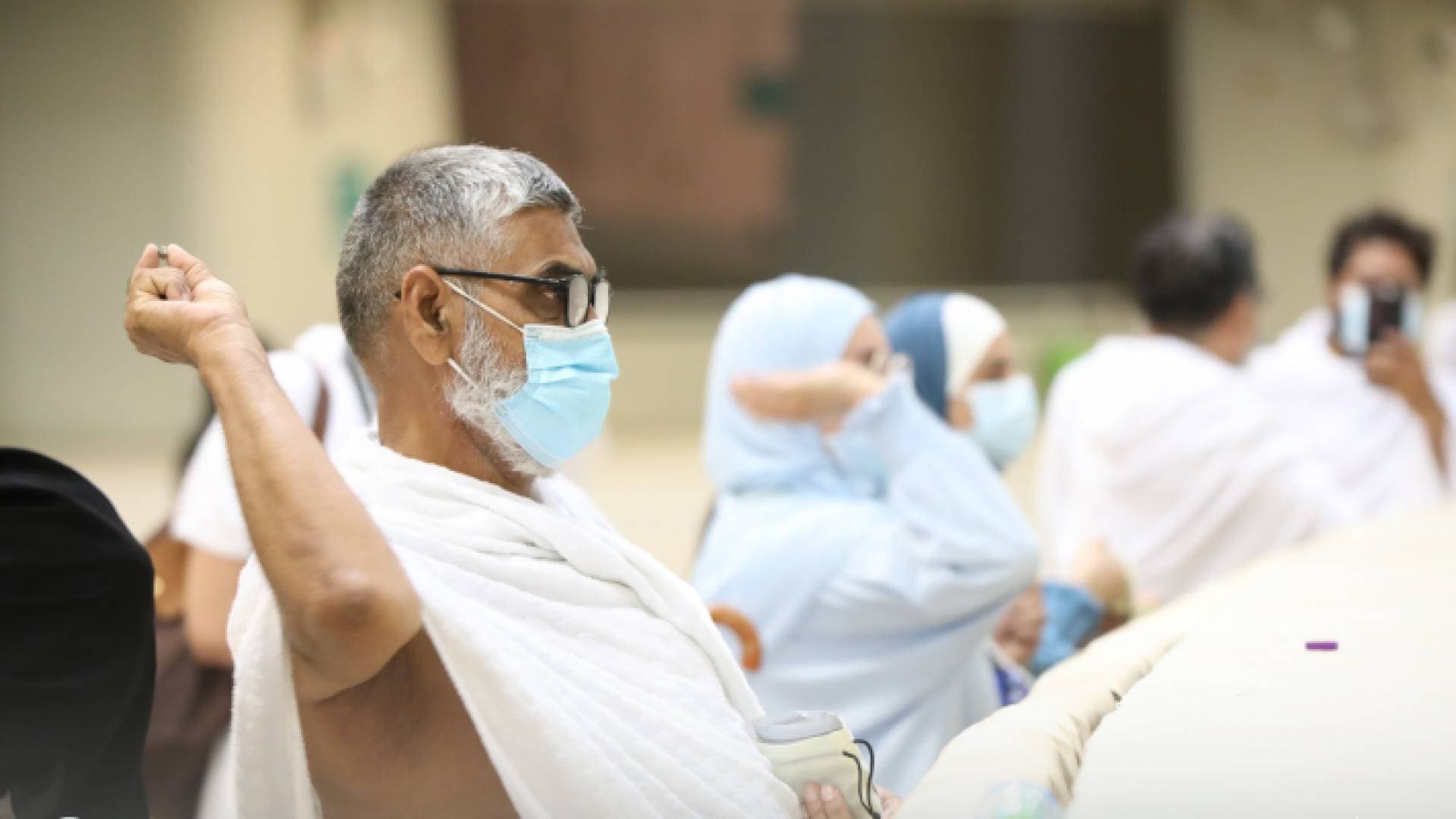 الحجاج يرمون جمرة العقبة الكبرى بأول أيام عيد الأضحى