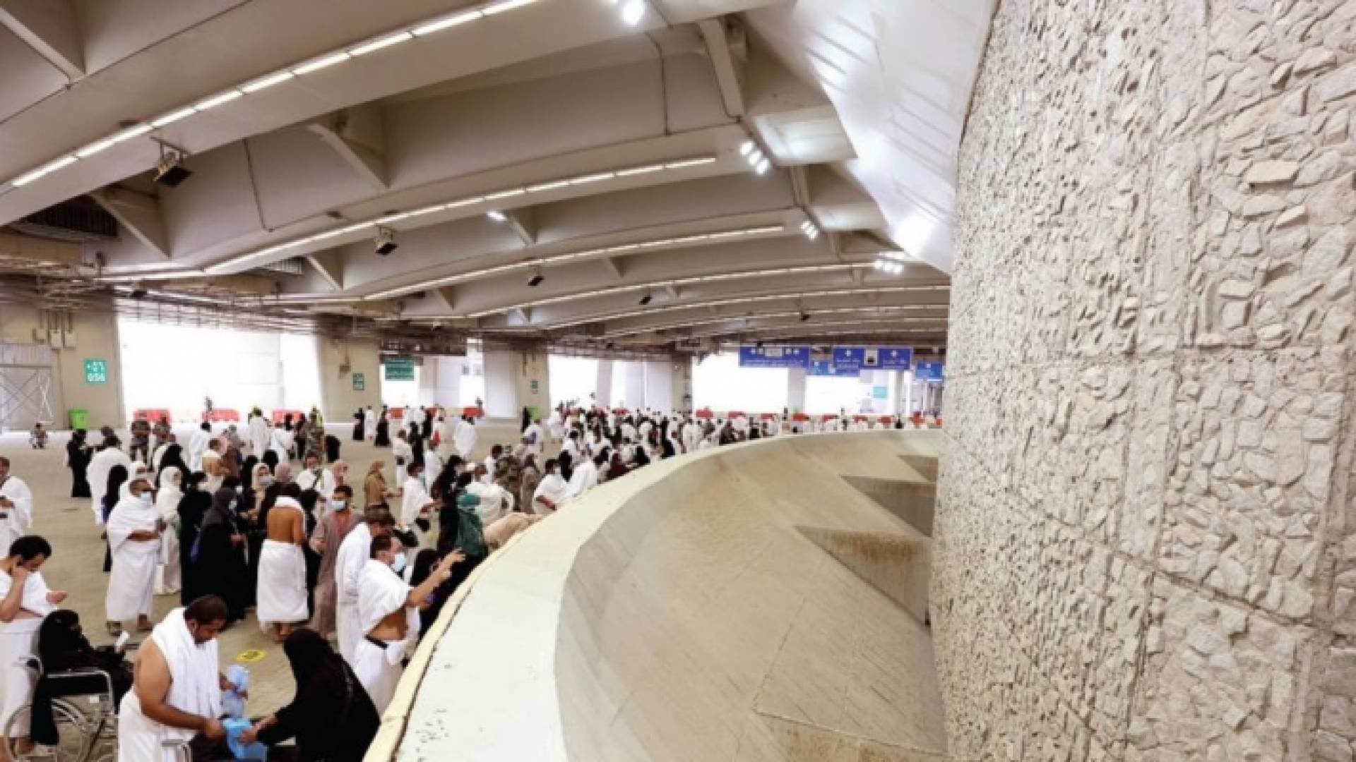 الحجاج يواصلون رمي الجمرات في أول أيام التشريق