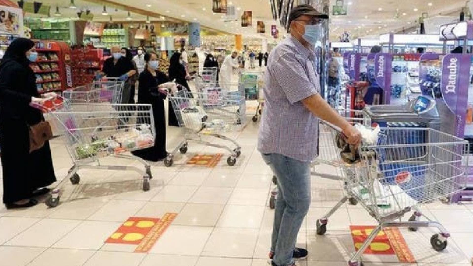 السعودية تمنع غير المحصنين من دخول المراكز التجارية بدءا من آب