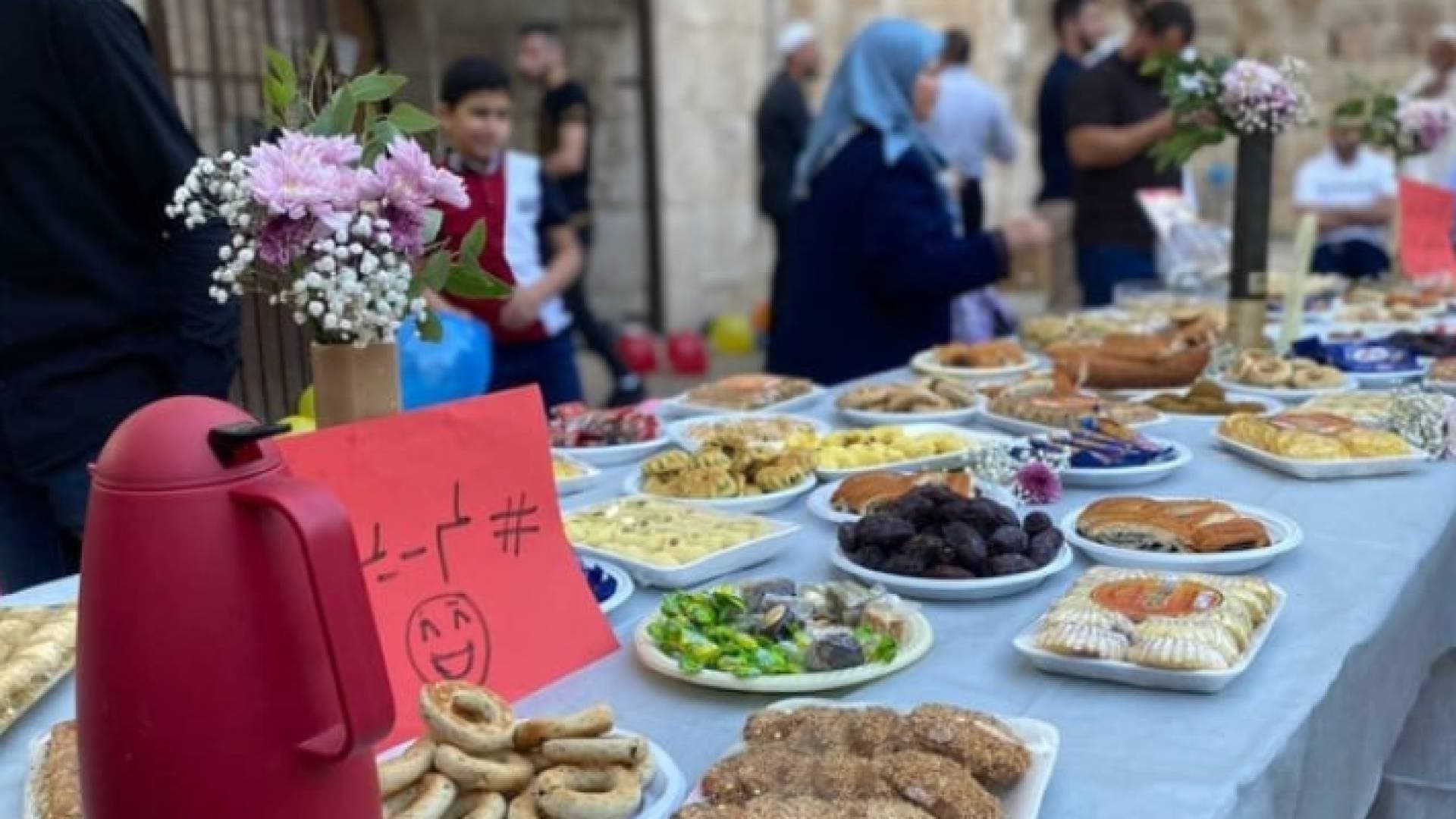 بالصور في "باب الرحمة".. رائحة عيد وتفاصيل صغيرة تنشر الفرح
