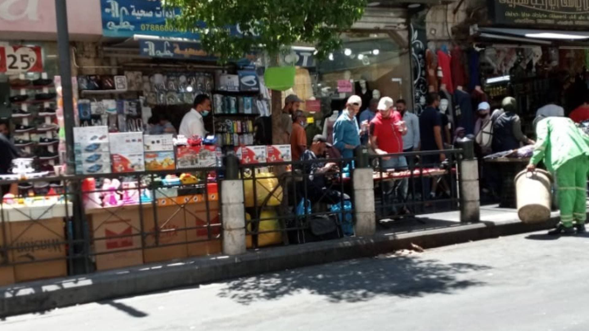 إغلاق منشأة ومخالفة ٥٤ أخرى وترحيل ٤٠ بسطة في عمان