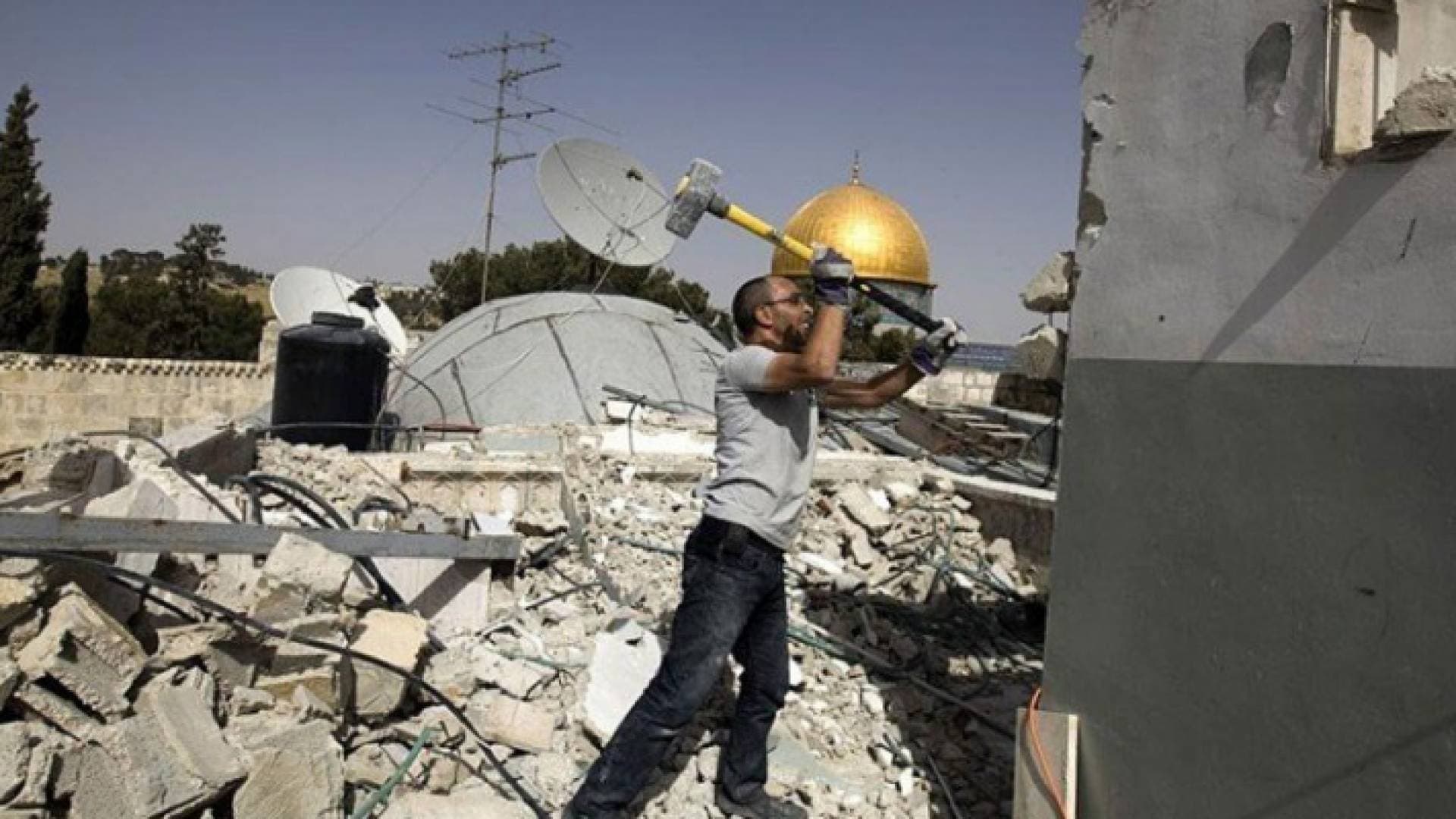 الاحتلال يجبر مقدسيا على هدم منزله بيده في جبل المكبر