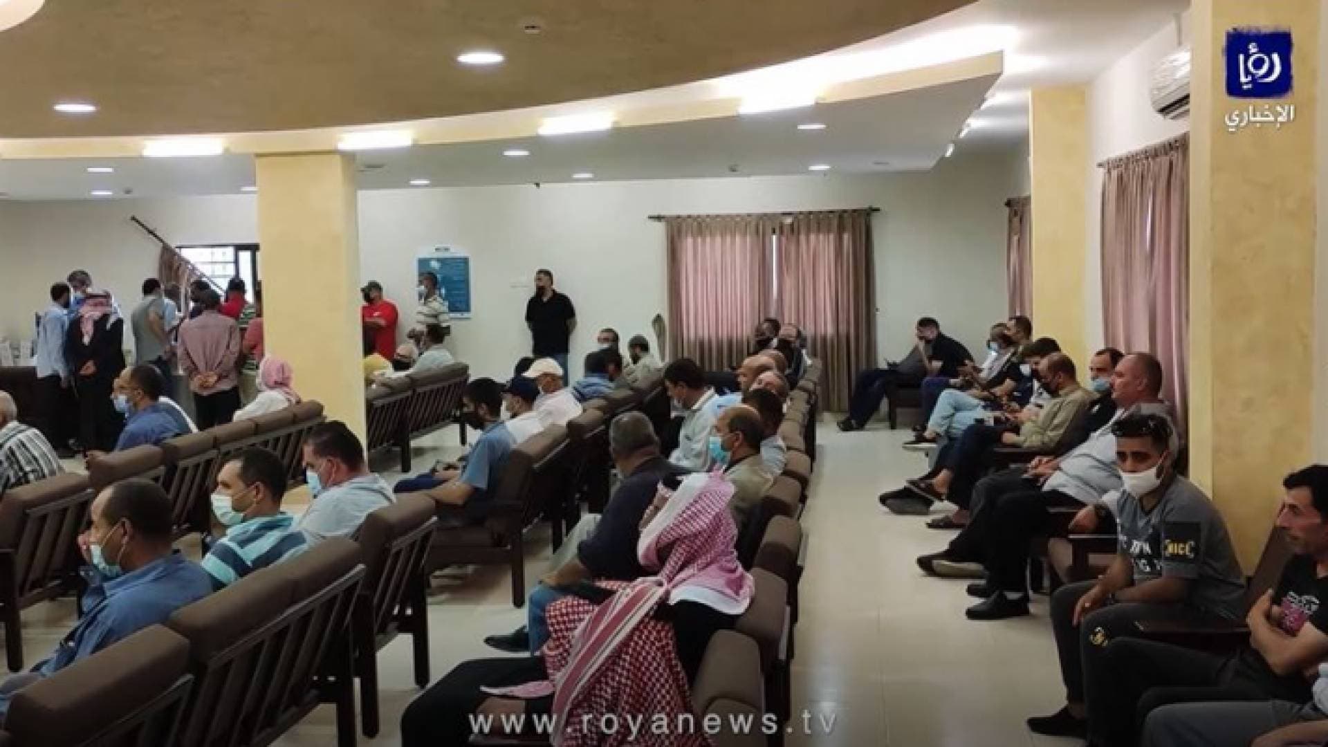 مطالبات بتوفير مزيد من قاعات الانتظار لمراجعي مركز التطعيم في مأدبا - فيديو